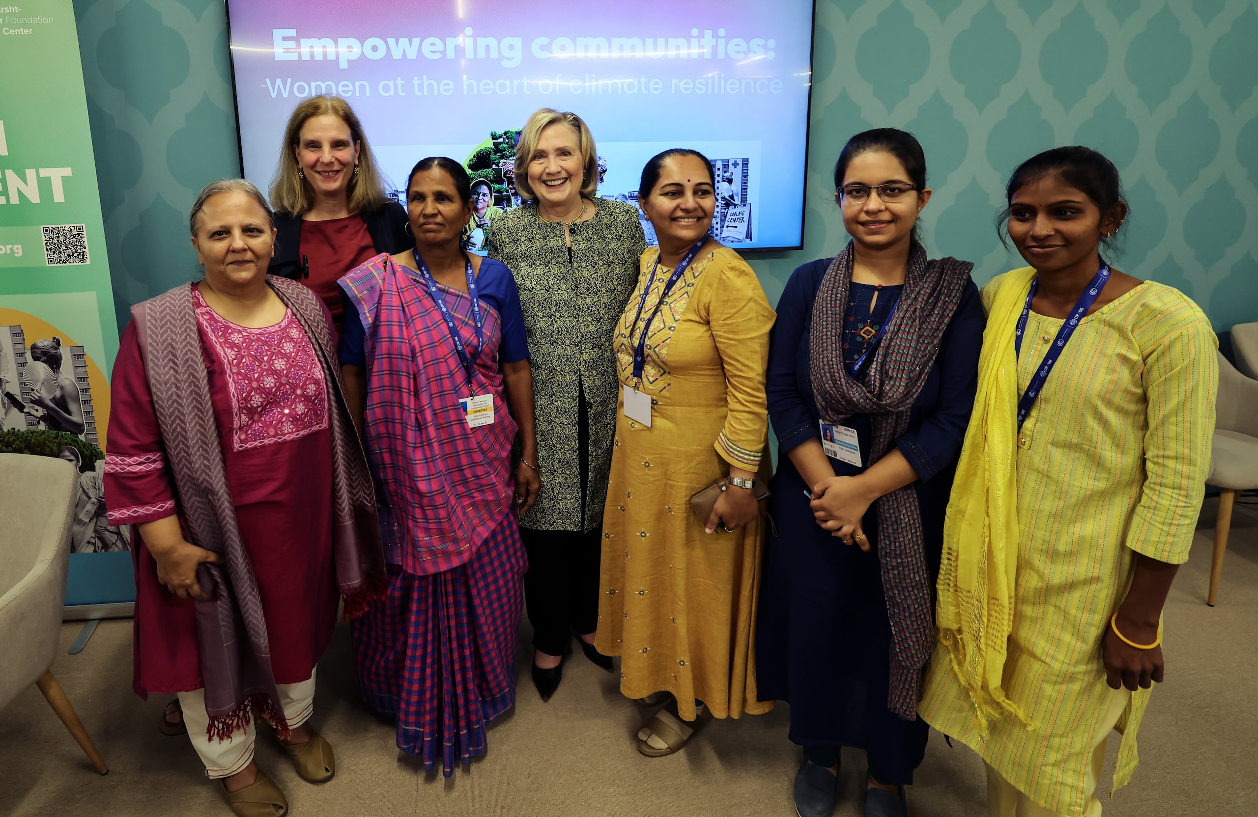 Clinton alertó de que “los líderes de varios países (...) básicamente han emitido el mensaje de que las mujeres necesitan salir de la fuerza laboral formal, las mujeres necesitan volver a casa, las mujeres necesitan tener más bebés”. EFE/EPA/ALI HAIDER