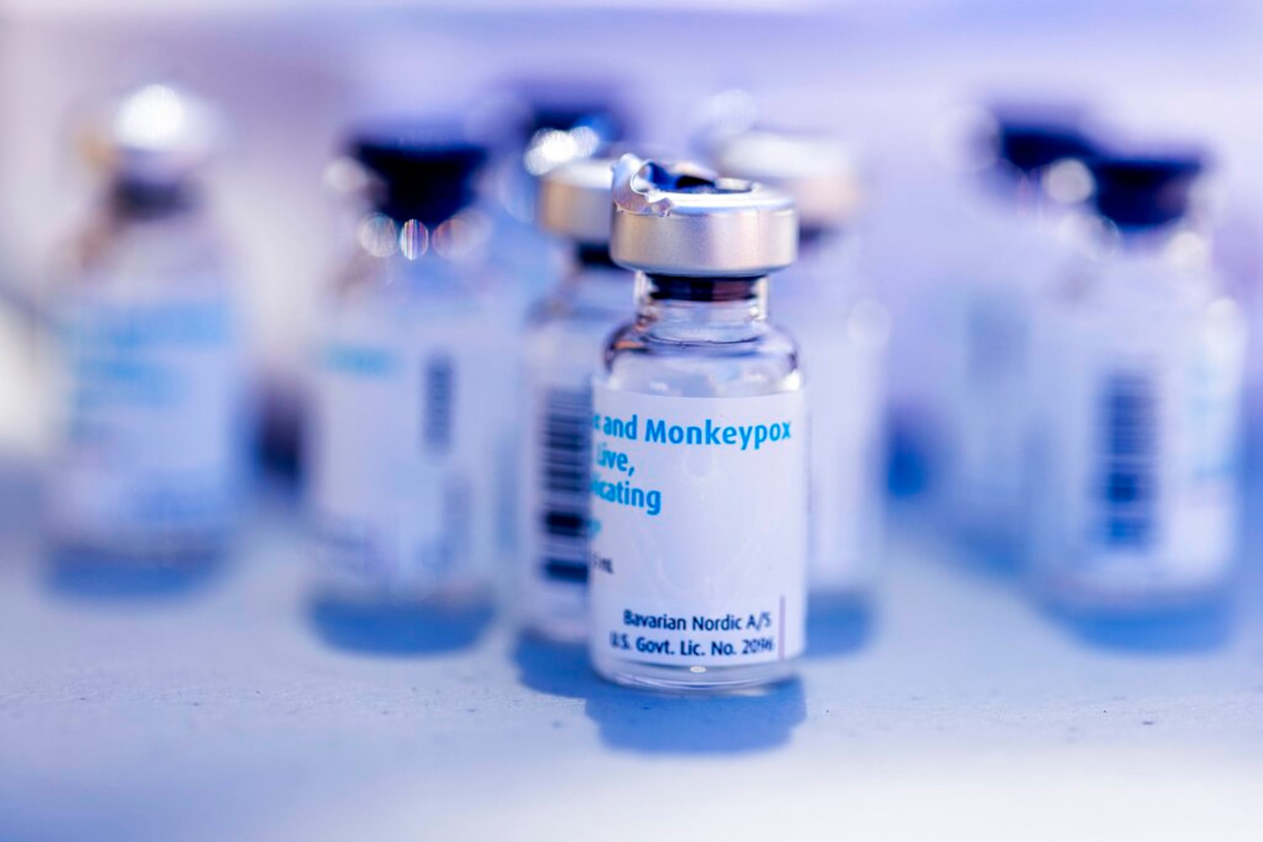 En 2022, se confirmó por primera vez que el virus podía transmitirse por vía sexual, lo que provocó brotes en más de 70 países que no habían reportado viruela del mono previamente.