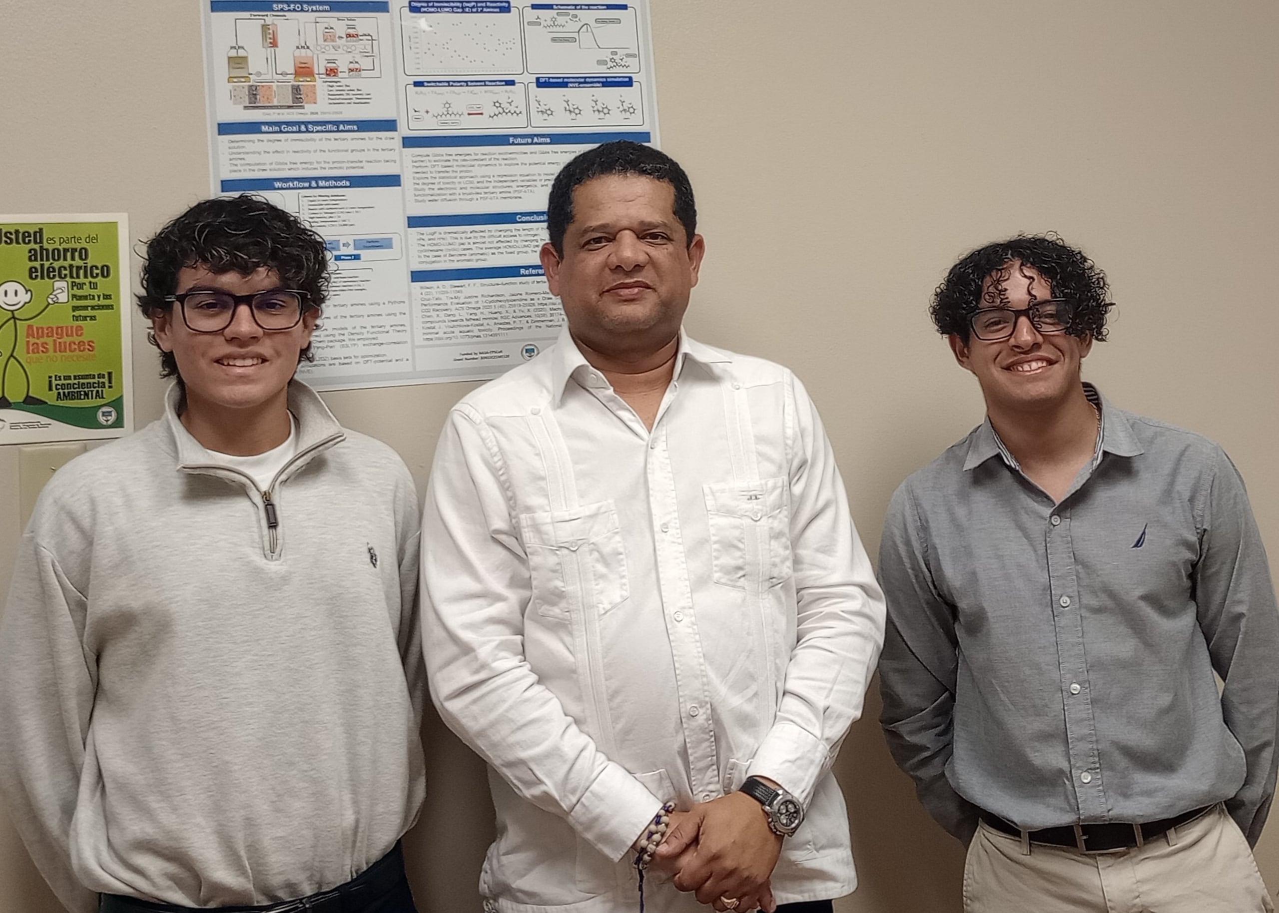 El profesor Juan M. López-Encarnación,al centro, junto a dos de sus estudiantes.