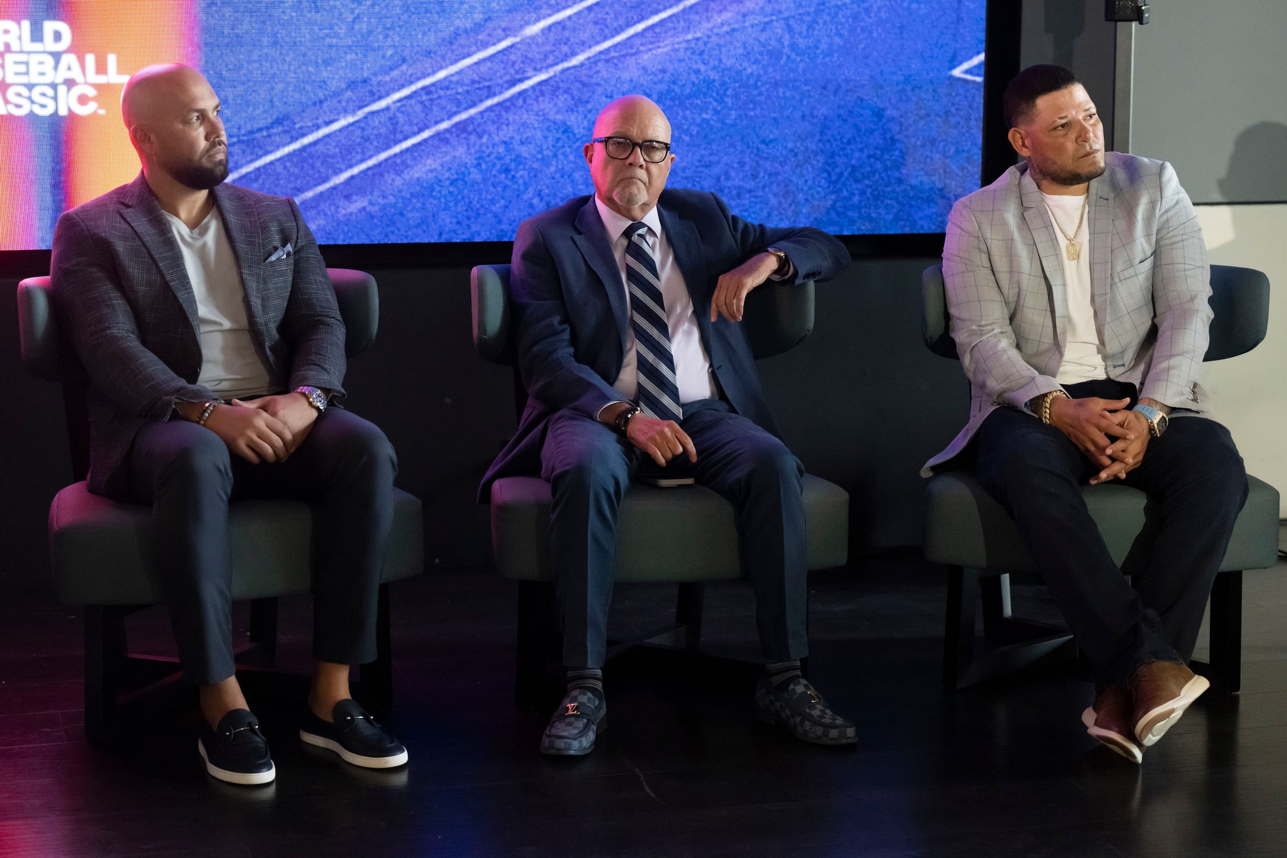 De izquierda a derecha, Carlos Beltrán, gerente general, el presidente de la Federación de Béisbol de Puerto Rico, José Quiles y Yadier Molina, dirigente del equipo del Clásico.