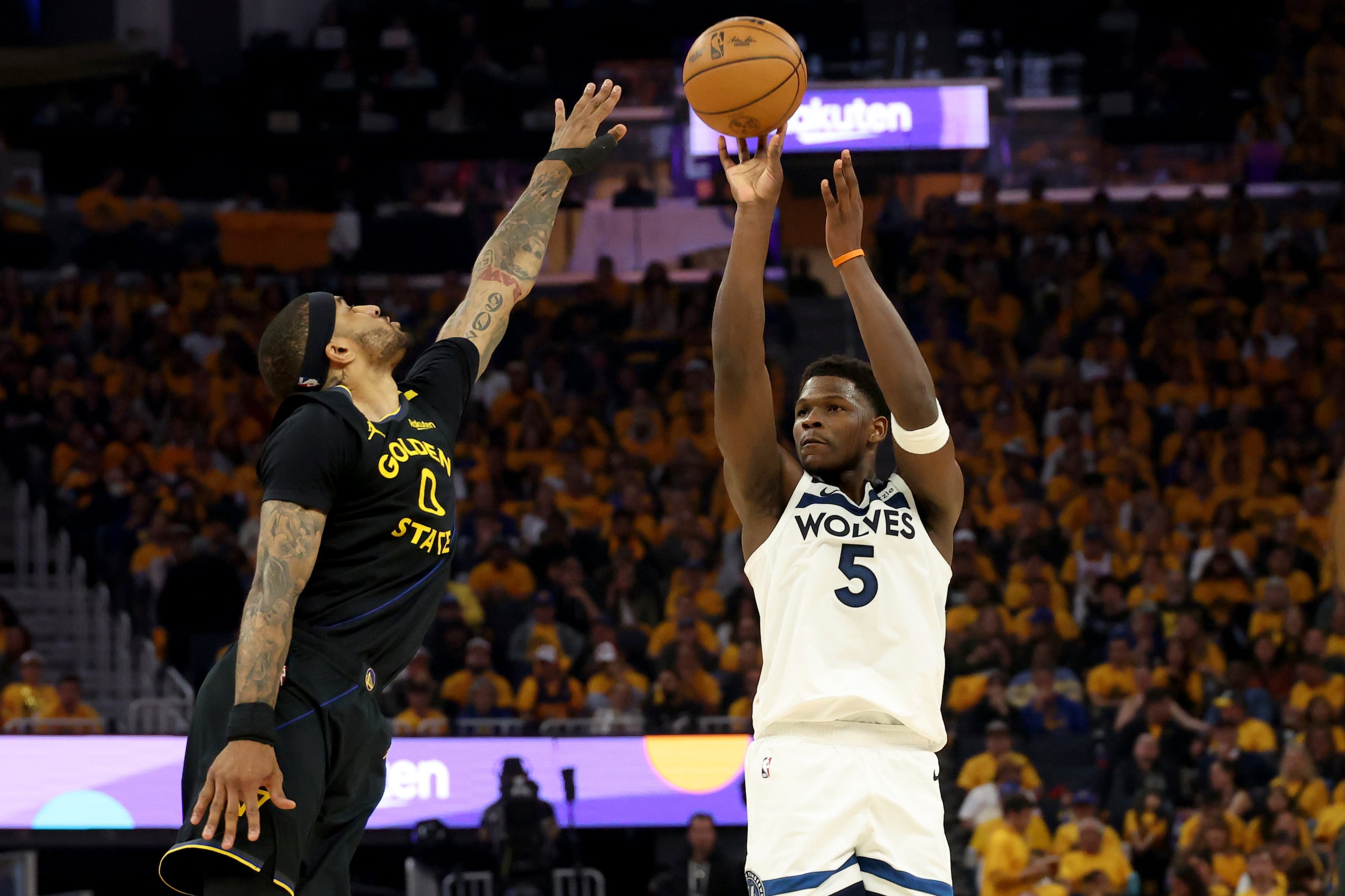El base de los Timberwolves de Minnesota Anthony Edwards lanza el balón frente a Gary Payton II de los Warriors de Golden State en el juego 4 de las semifinales de la Conferencia Oeste.