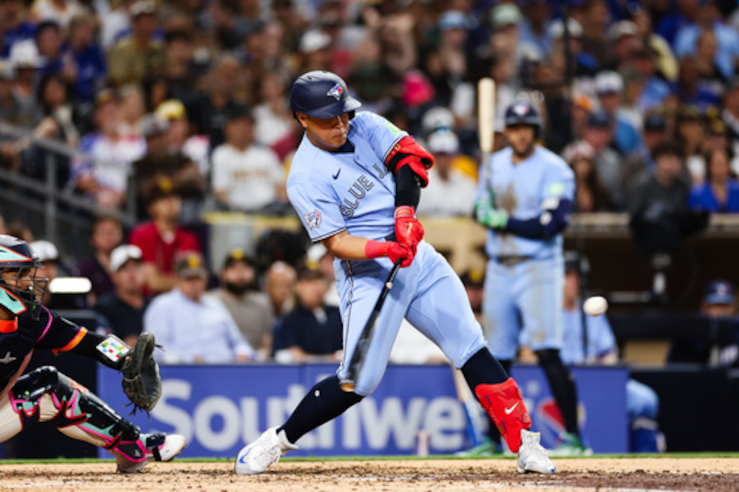 Kazuma Okamoto, de los Padres de San Diego, batea un jonrón de tres carreras contra los Blue Jays de Toronto en la quinta entrada de un partido de béisbol, el viernes 10 de julio de 2026, en San Diego. (Foto AP/Derrick Tuskan)