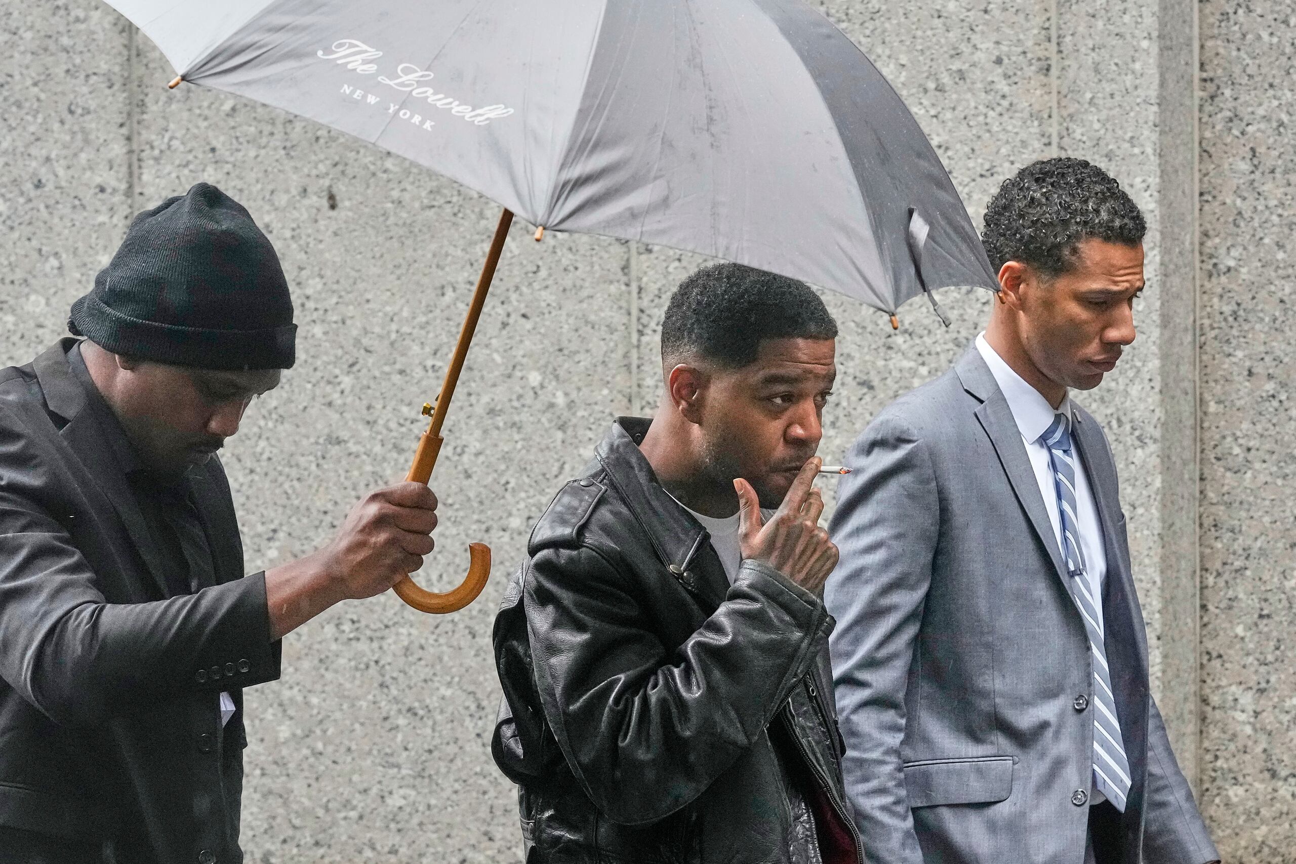 El rapero Kid Cudi, al centro, llega al Tribunal Federal para el juicio de Sean "Diddy" Combs, en Nueva York, el jueves 22 de mayo de 2025. (Foto AP/Richard Drew)