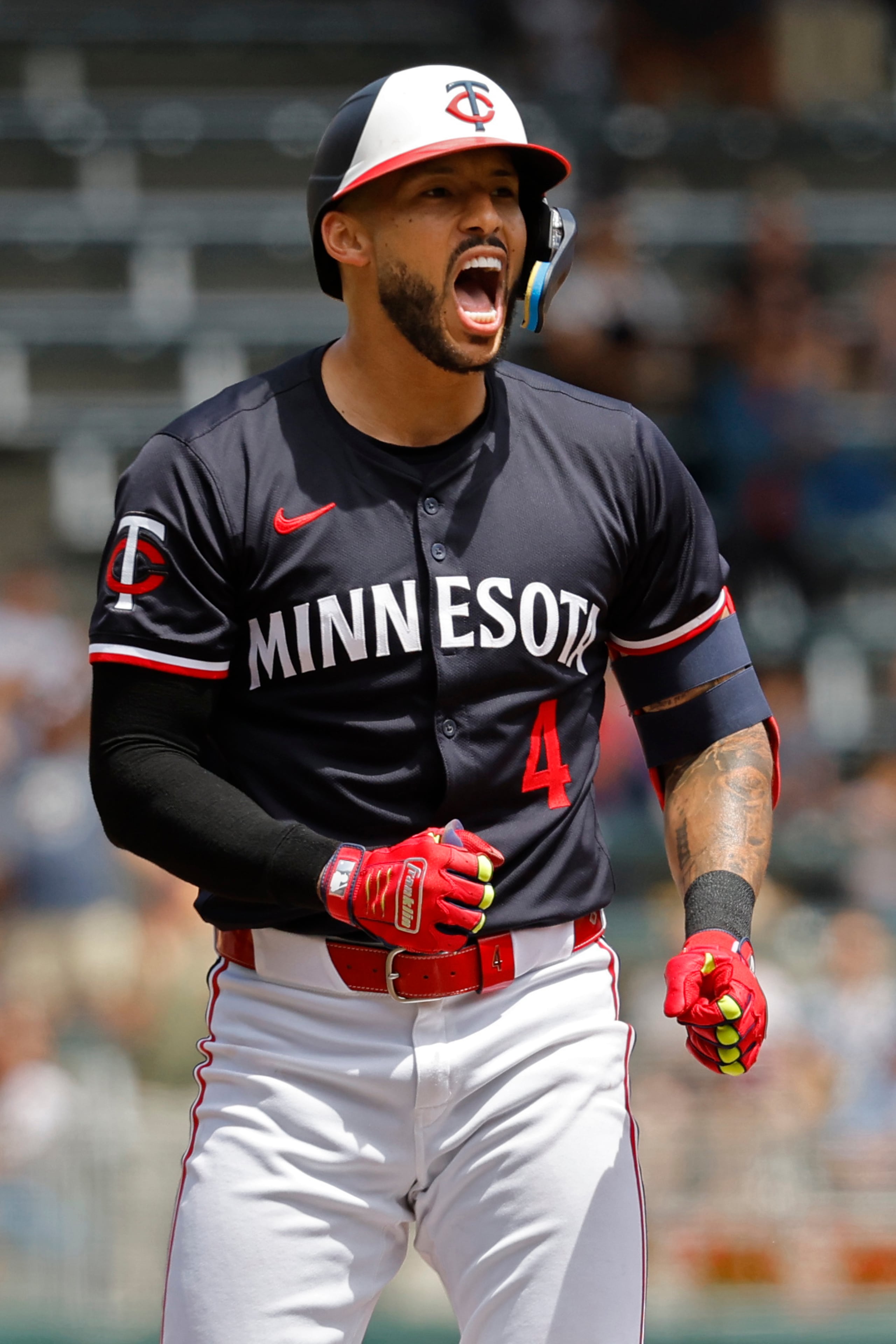 Carlos Correa, de los Twins de Minnesota, festeja tras vaciar las bases con un triple ante los Royals de Kansas City.