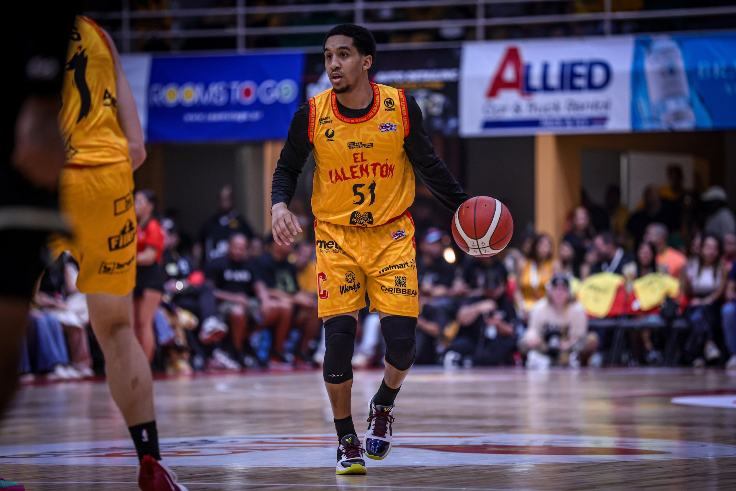 Tremont Waters, de los Gigantes de Carolina, controla el balón durante un partido del BSN.