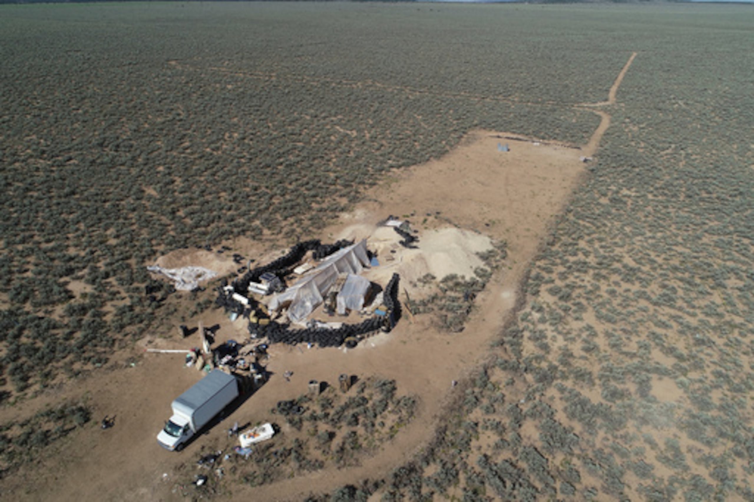 ARCHIVO - Vista aérea de un recinto improvisado en la zona desértica de Amalia, Nuevo México, el 10 de agosto de 2018. (Foto AP/Brian Skoloff, archivo)