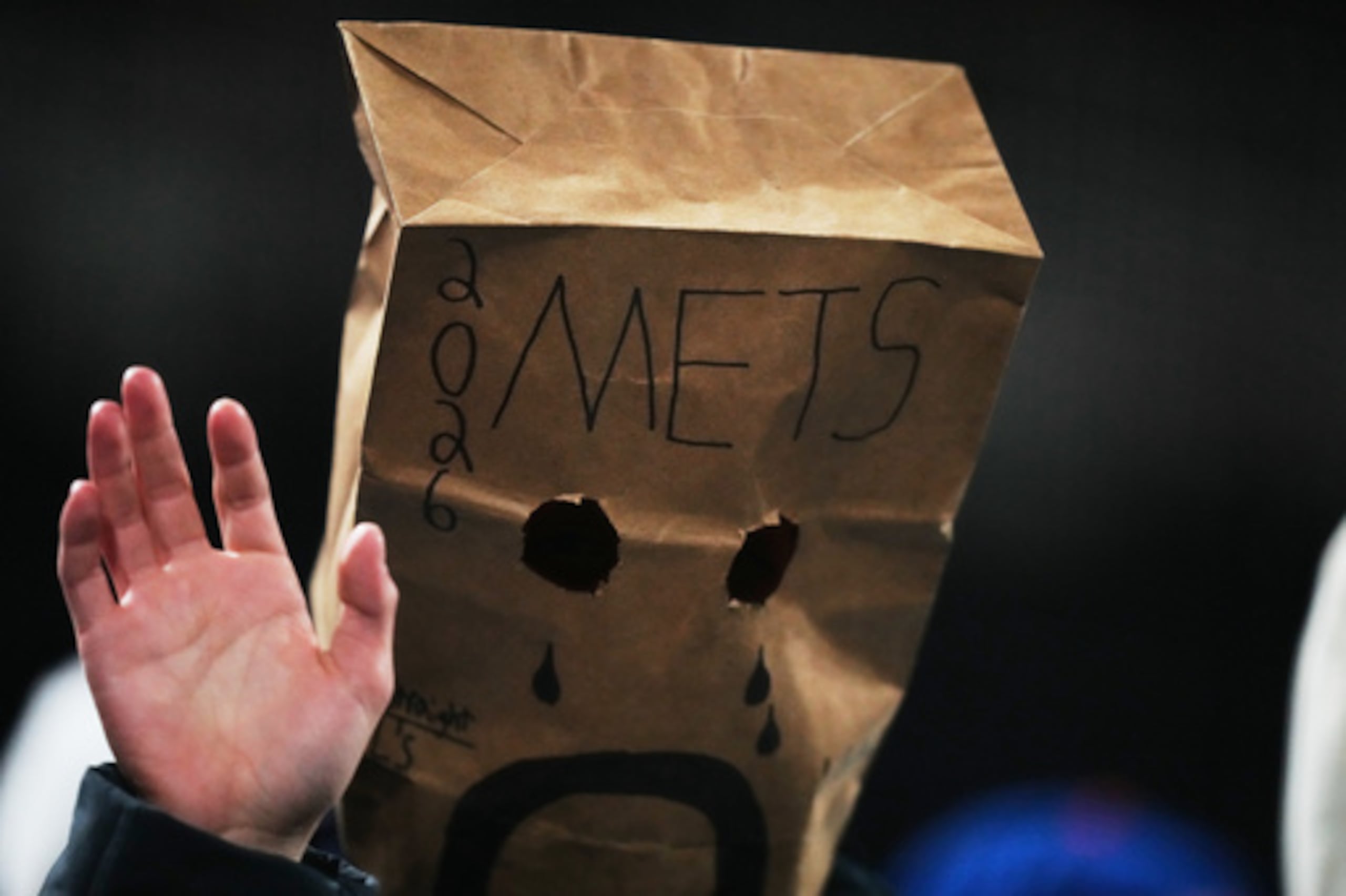 Un aficionado de los New York Mets observa durante la octava entrada de un partido de béisbol contra los Minnesota Twins el martes 21 de abril de 2026, en Nueva York. (AP Photo/Frank Franklin II)