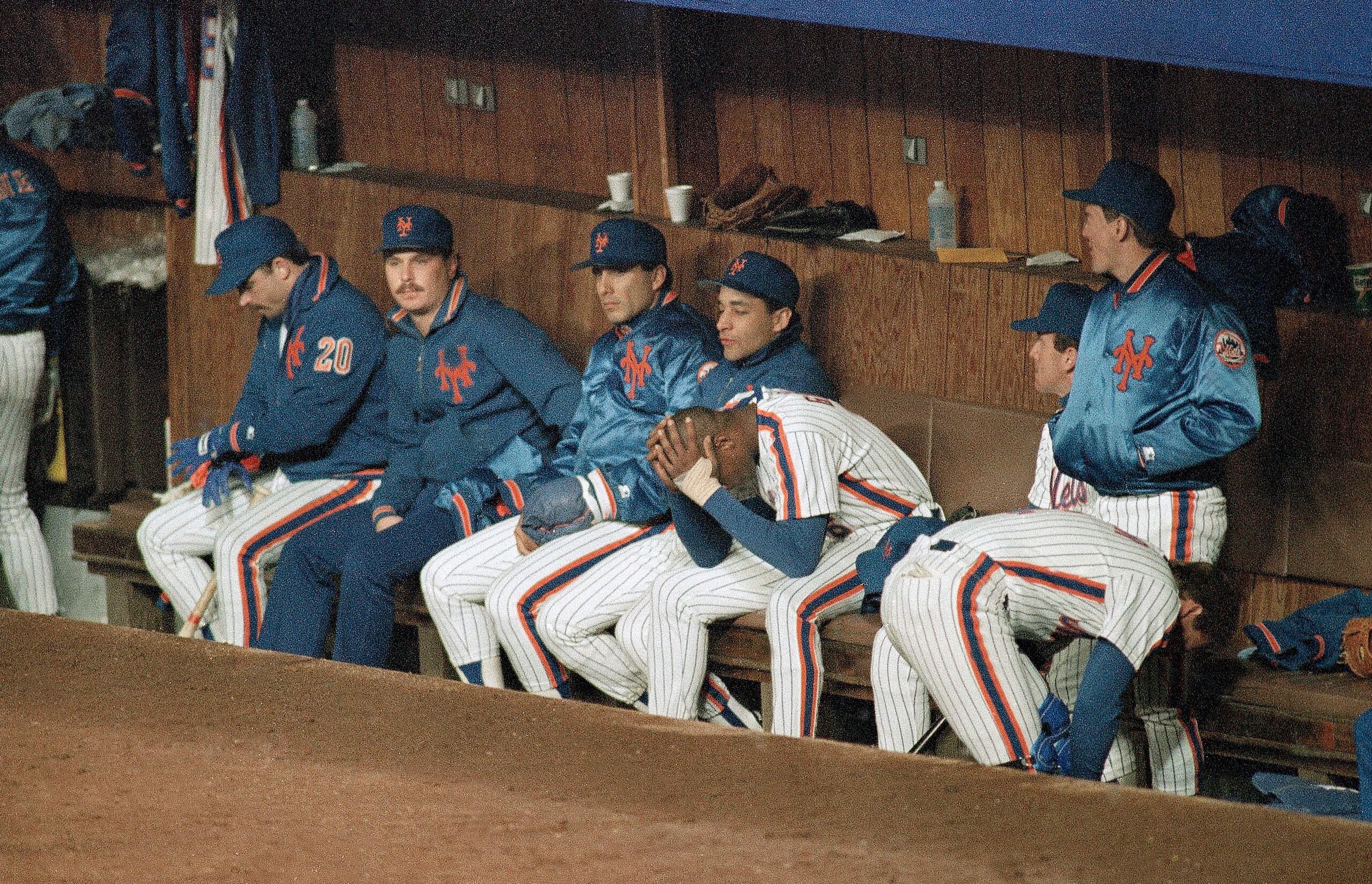 Dwight Gooden sostiene las manos sobre su cabeza al dejar escapar en la novena entrada del cuarto juego de la Serie de Campeonato una ventaja 4-2 que pudo haber colocado la serie en comando 3-1.