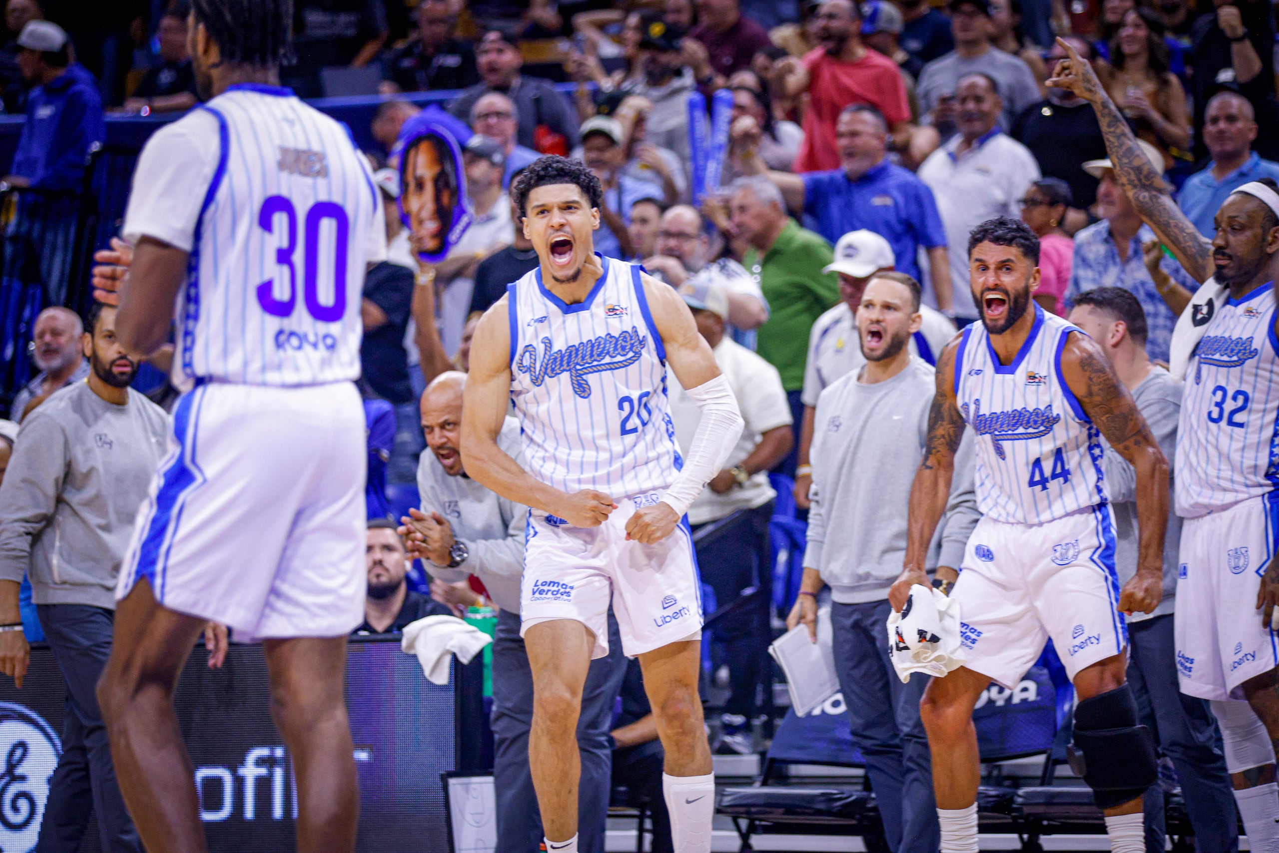 Jordan Cintrón y los Vaqueros celebran una jugada durante el quinto juego de semifinal de conferencia contra los Gigantes de Carolina-Canóvanas.