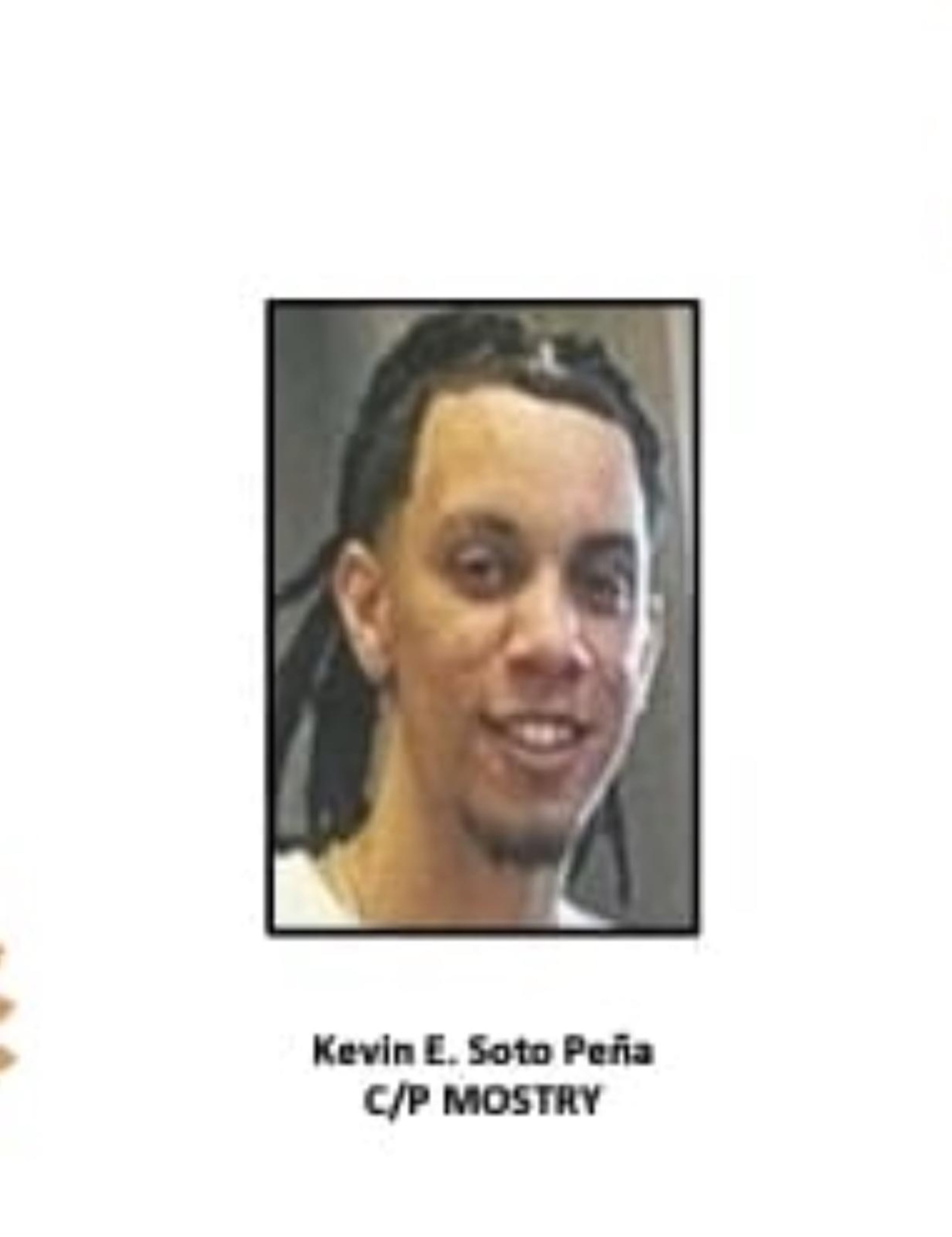El fugitivo federalKevin E. "Mostry" Soto Peña fue arrestado en Carolina y se le ocupó un arma de fuego alterada para disparar en automático, cargadores, balas y dinero en efectivo.