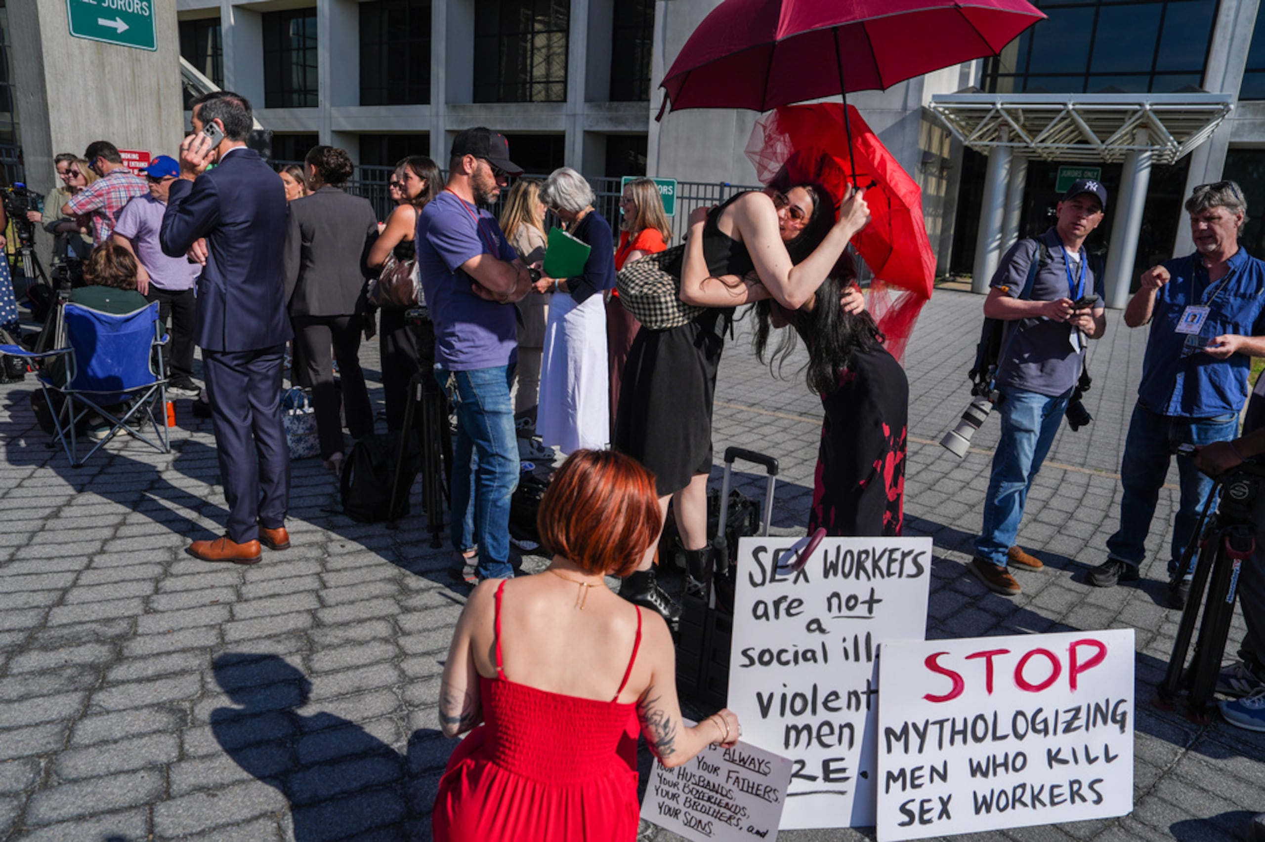 Miembros de un grupo defensor de los derechos de las trabajadoras sexuales se abrazan mientras esperan en fila para entrar al Complejo de Tribunales Penales Arthur M. Cromarty antes de la audiencia de sentencia del asesino convicto Rex Heuermann, el miércoles 17 de junio de 2026, en el condado de Suffolk, Nueva York.