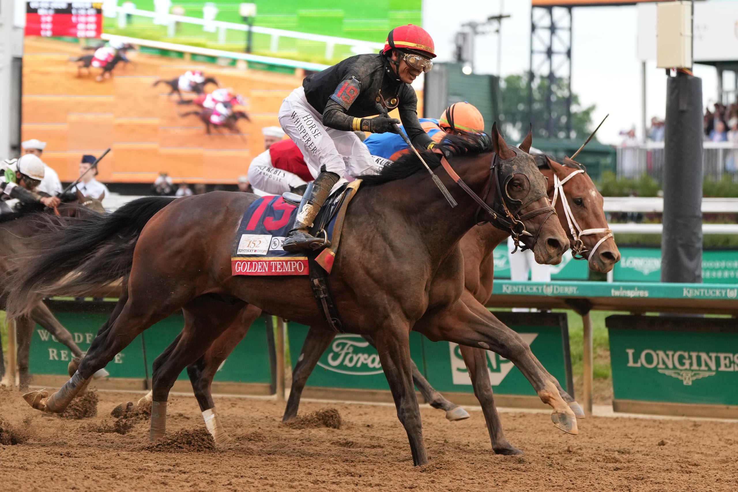 Golden Tempo (19), montado por el boricua José L. Ortiz, ganó la edición 152 del Kentucky Derby en Churchill Downs. A su izquierda, Irad Ortiz Jr. luchaba el puntero abordo de Renegade.