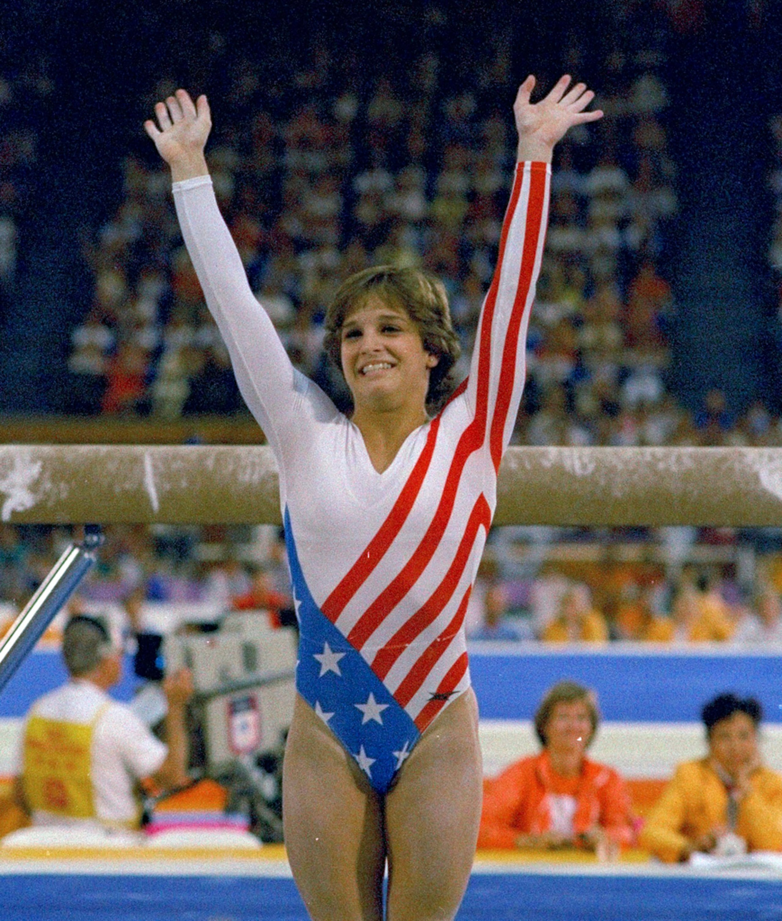 Mary Lou Retton se convirtió en la primer gimnasta mujer estadounidense en ganar el título del All-Around olímpico en Los Ángeles 1984.
