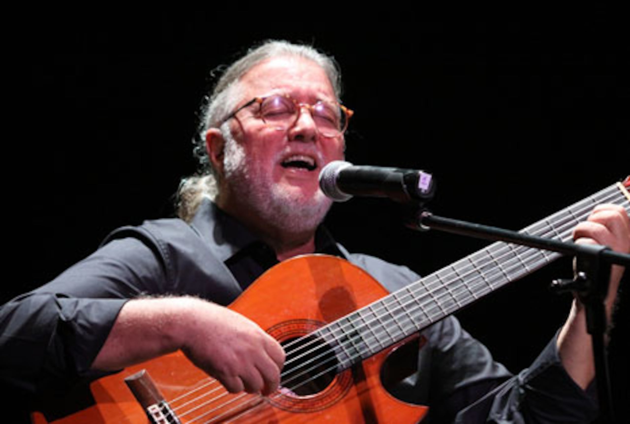 Roy Brown interpretó temas como “Negrito Bonito”, “Dime niña”, “Pillo buena gente”, ”Sal a caminar” y “Ahora me despido”. (Suministrada)