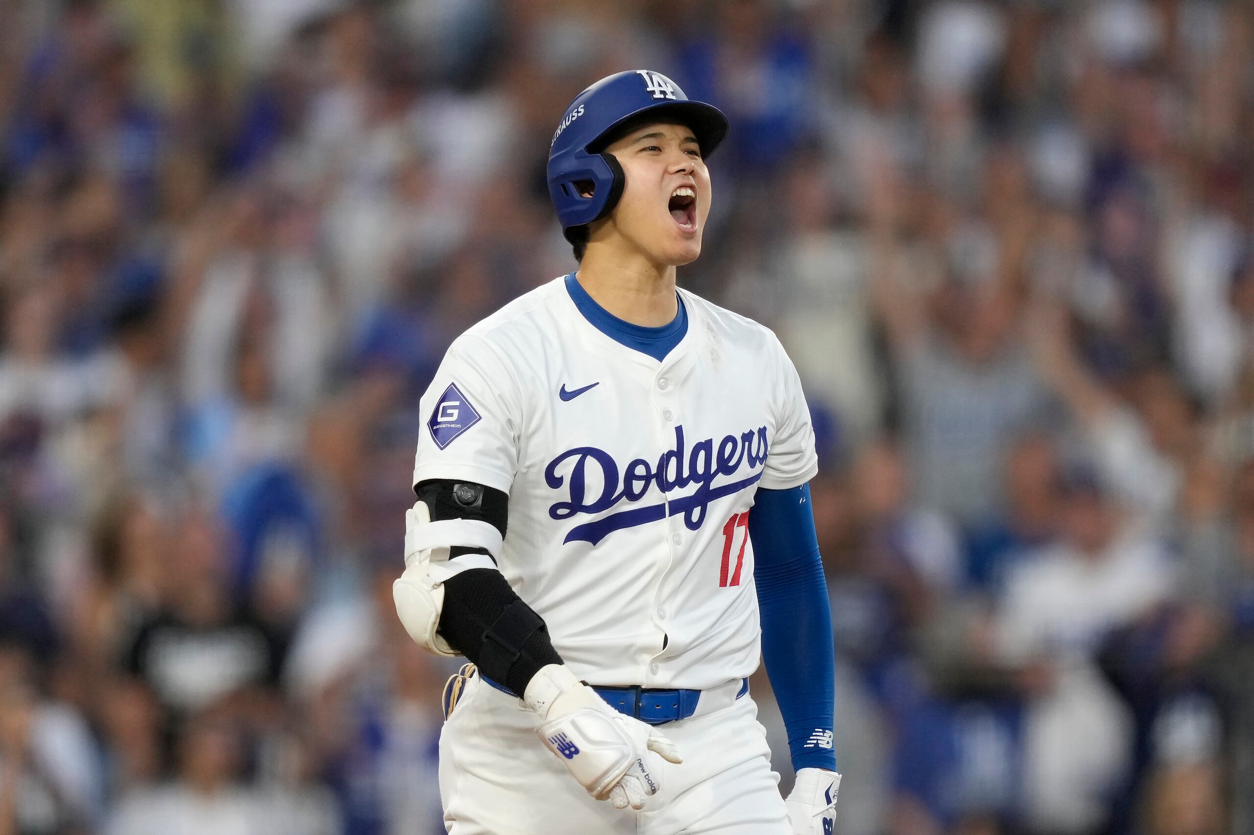 Shohei Ohtani, de los Dodgers de Los Ángeles, festeja su cuadrangular de tres carreras ante los Padres de San Diego.