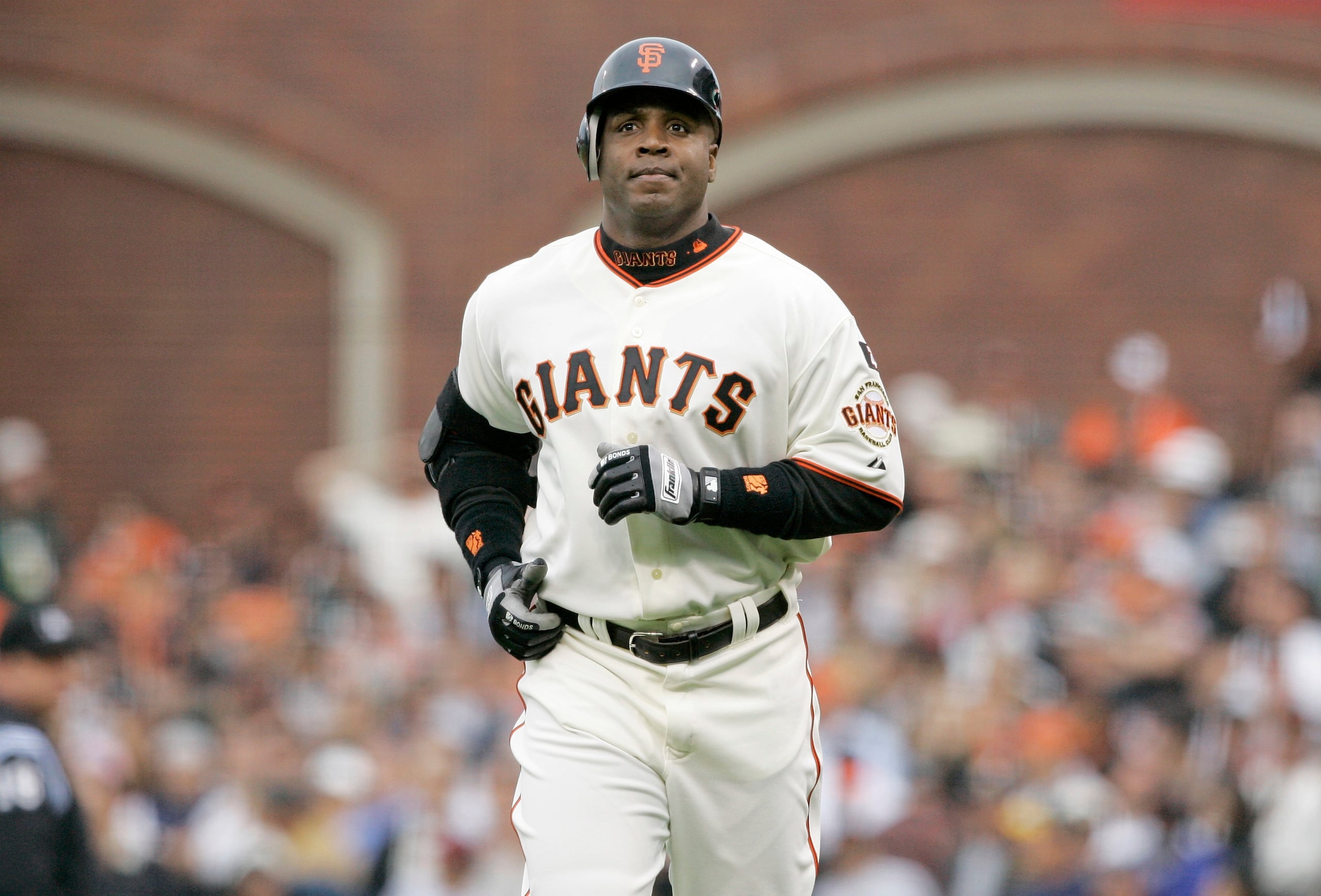 Archivo: Barry Bonds, de los Gigantes de San Francisco, corre durante el Juego de Estrellas del béisbol en San Francisco, el 10 de julio de 2007.