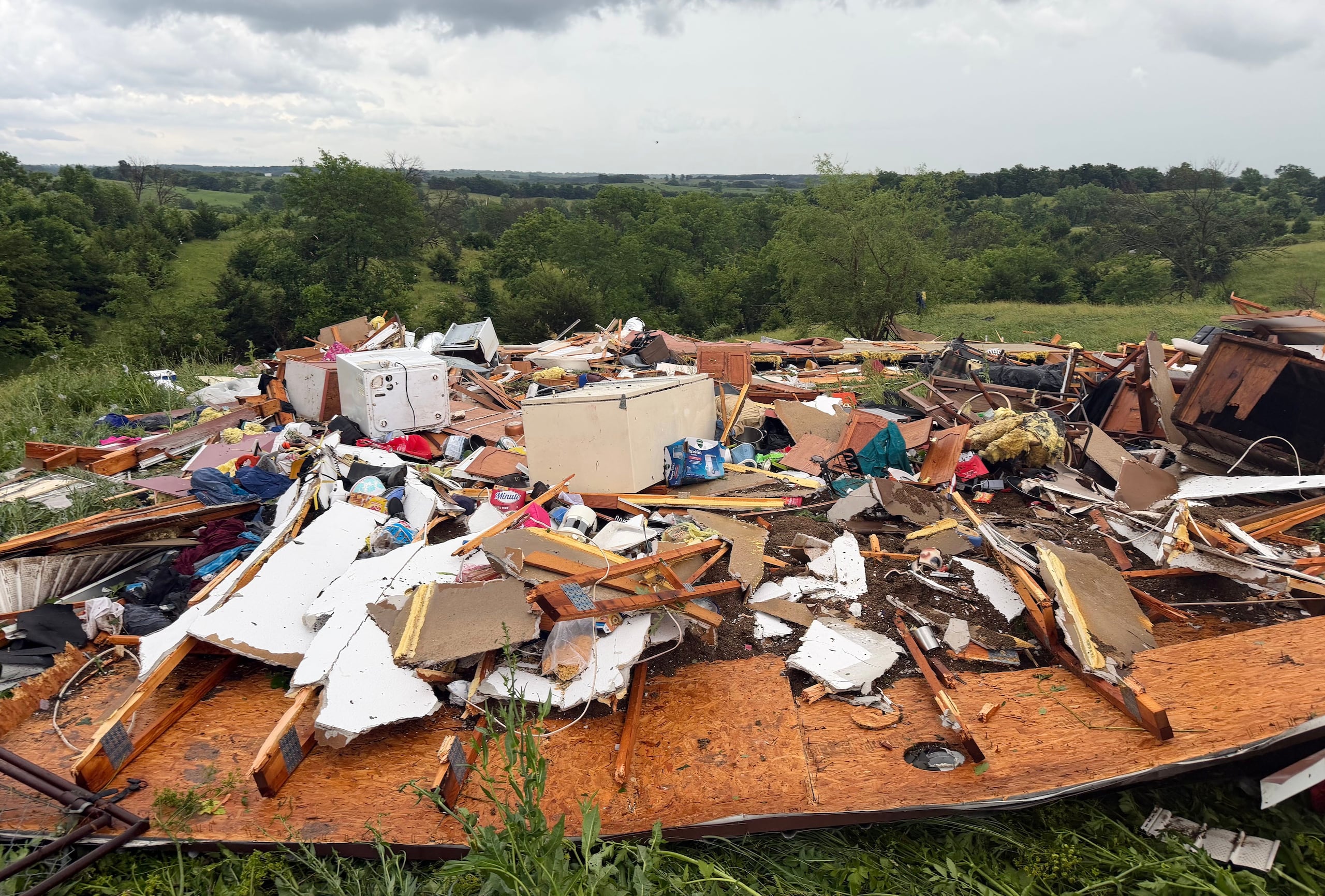 En la imagen, proporcionada por Kylie Rouse, se muestran los restos de la casa de Shane y Jimmie Tipton en Unionville, Missouri, el miércoles 10 de junio de 2026, tras el paso de un tornado. (Kylie Rouse vía AP)