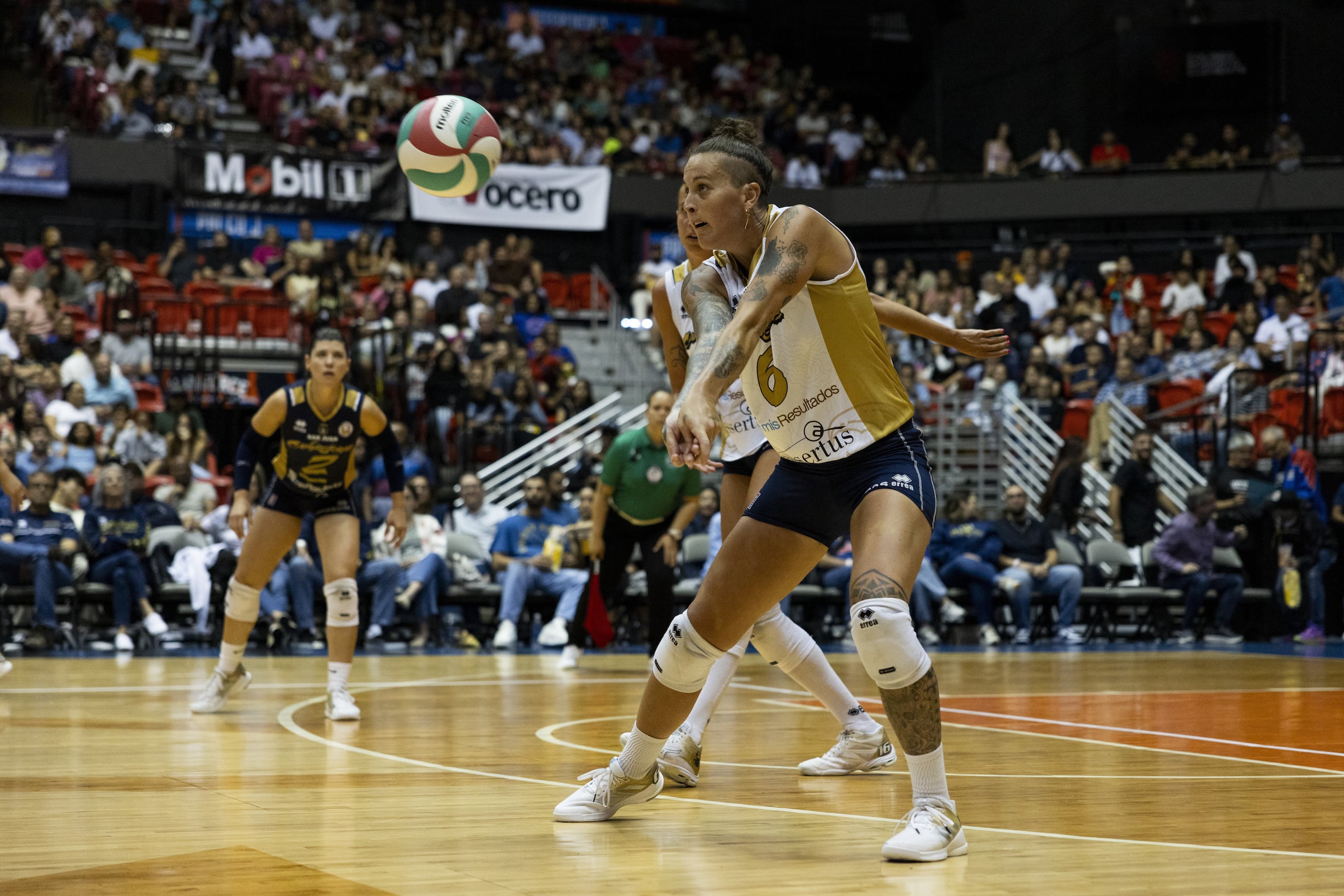 Mackenzie Adamas, de las Cangrejeras, devuelve un ataque de Manatí durante el tercer partido de la final de la LVSF.
