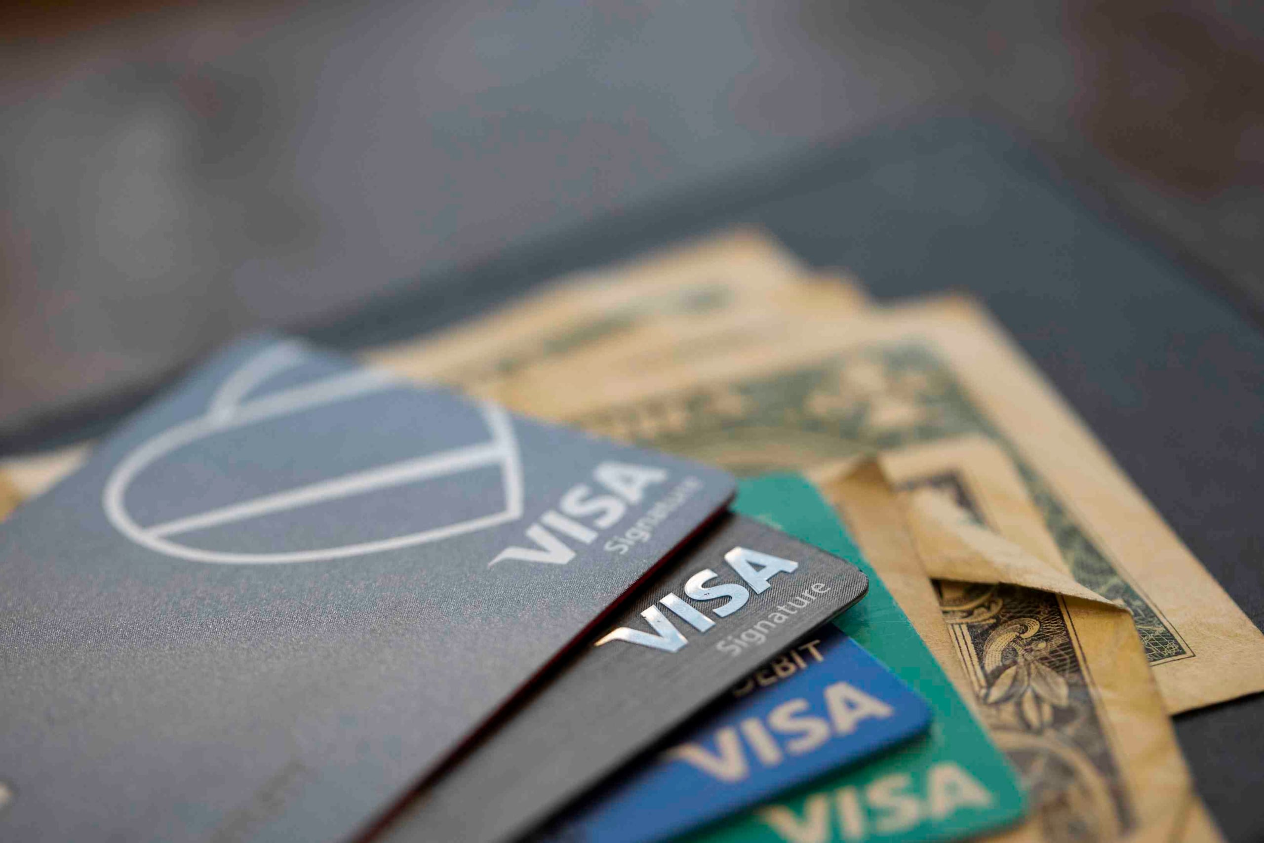 Dinero en efectivo y tarjetas de crédito y débito Visa en Nueva Orleáns. (AP/Jenny Kane)