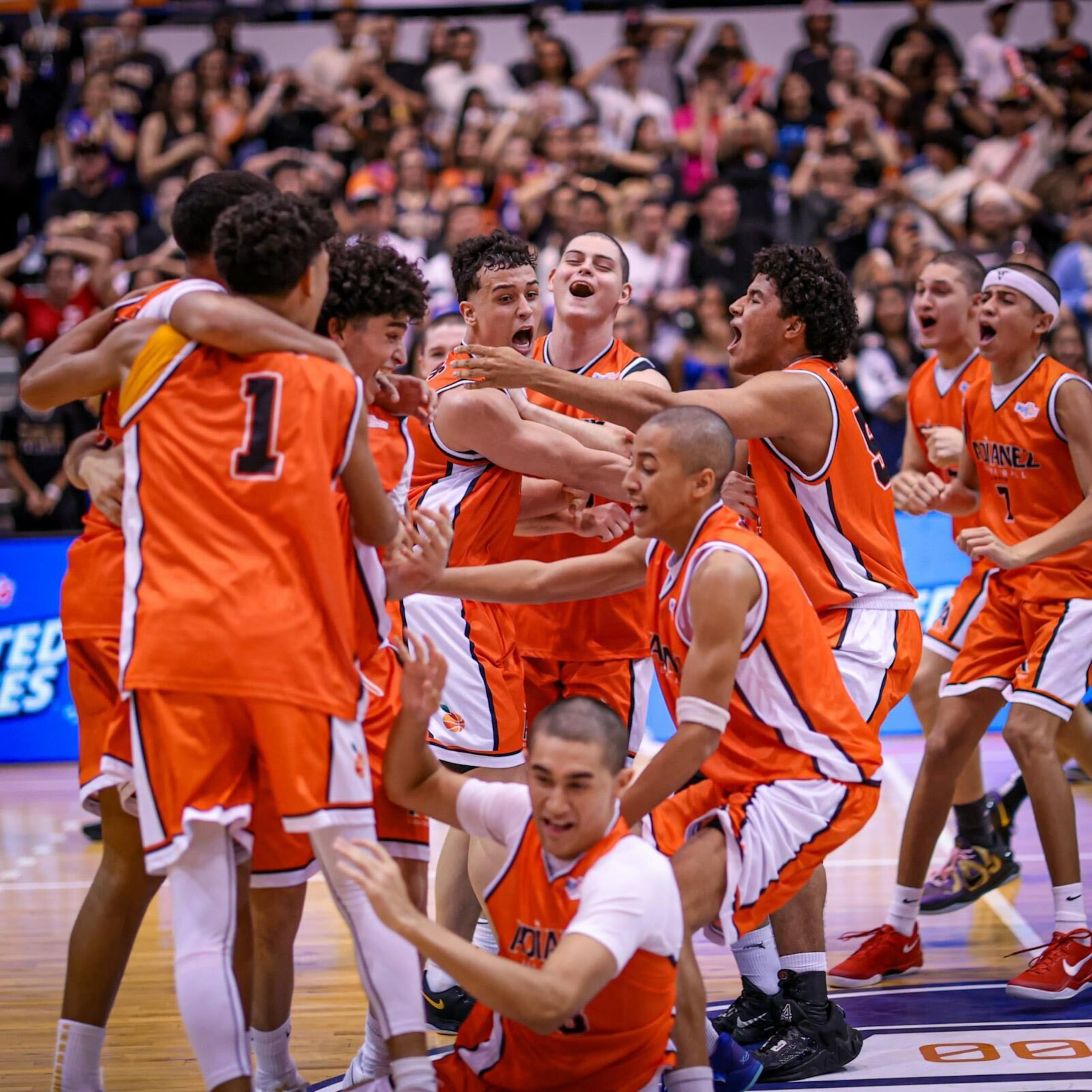 Los jugadores del Colegio Adianez celebran, luego de ganar el campeonato senior masculino del Top Ranked Buzzer Beater.