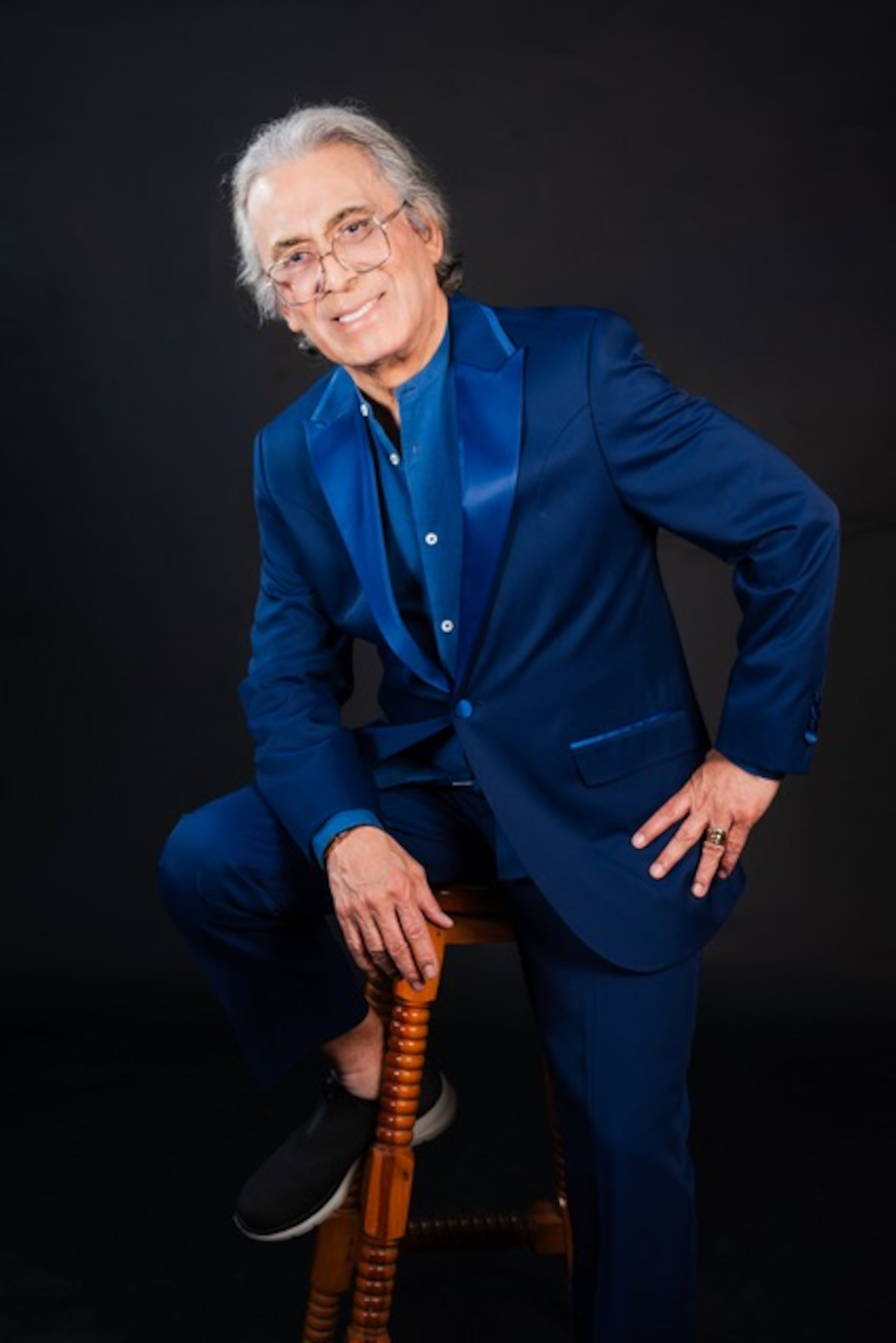 King Clave es el compositor de éxitos de siempre como "Abeja reina" y "Dicen que los hombres no deben llorar".