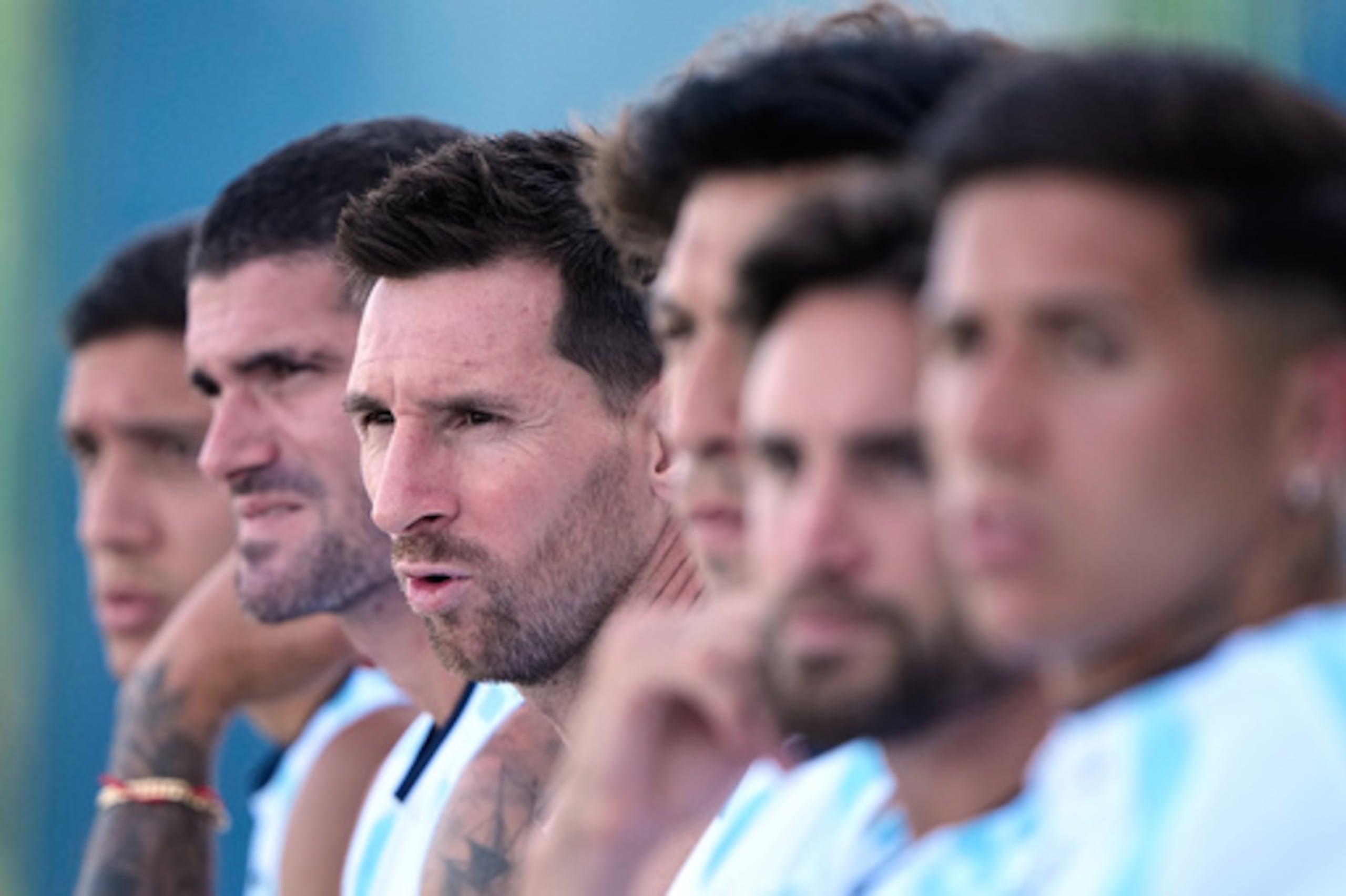El capitán argentino Lionel Messi (en el centro) está rodeado por sus compañeros de selección durante un entrenamiento del Mundial, el miércoles 8 de julio de 2026, en Kansas City, Kansas. (Foto AP/Charlie Riedel)