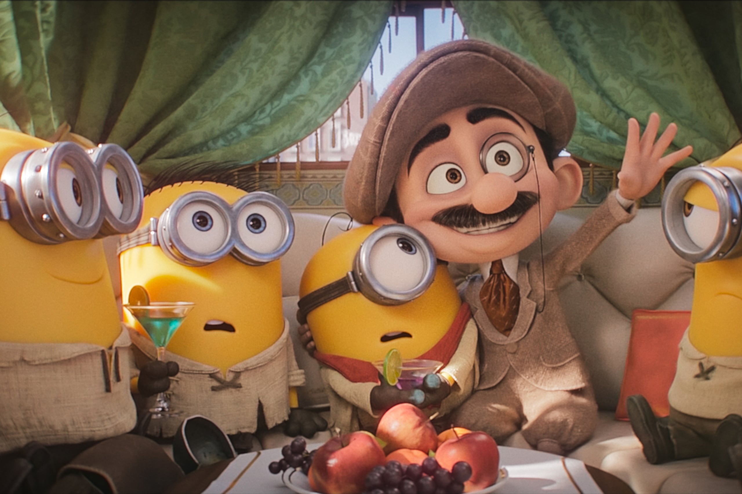 Esta imagen, difundida por Universal Pictures, muestra al personaje Max, con la voz de Christoph Waltz, rodeado de minions en una escena de "Minions & Monsters", de Illumination. (Universal Pictures via AP)