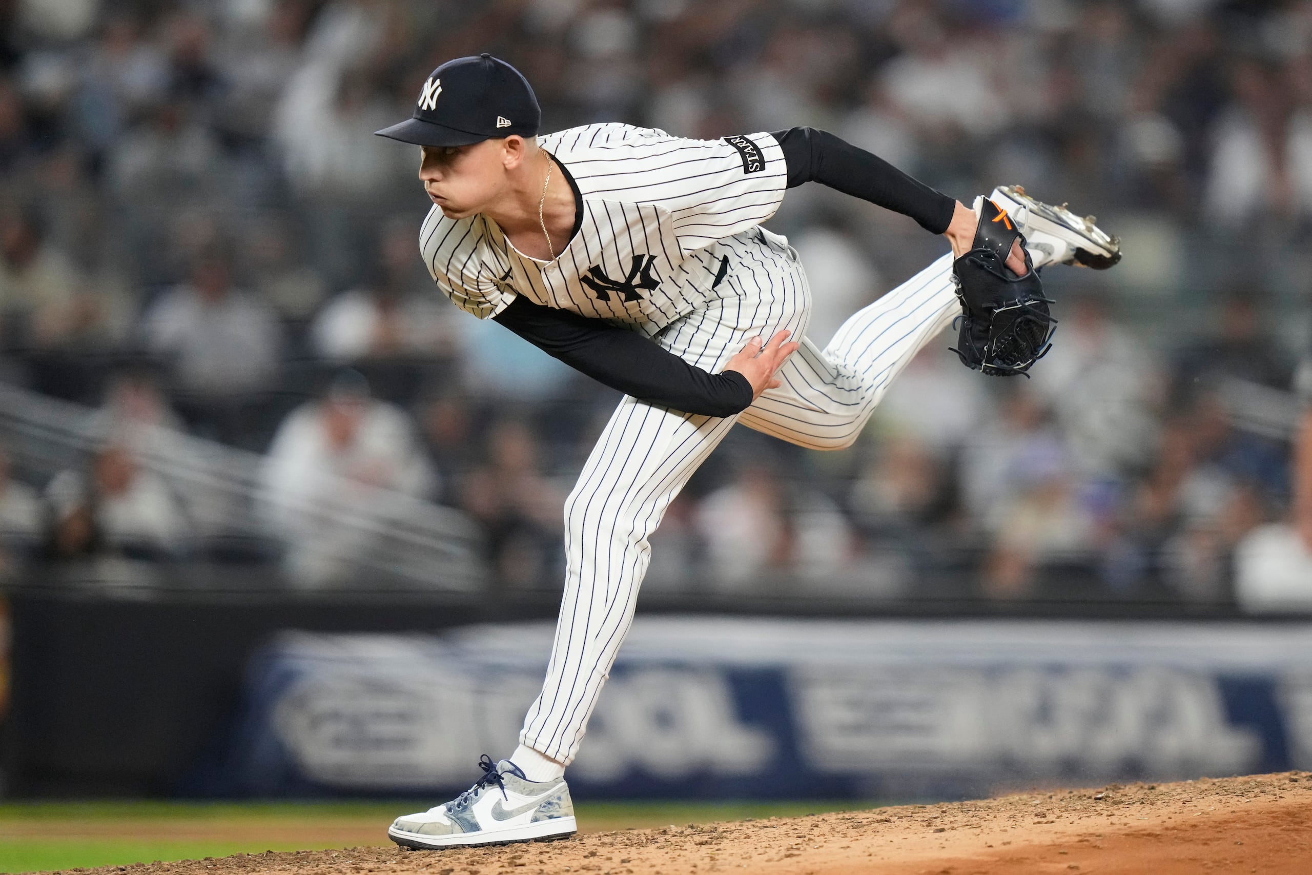 Luke Weaver, en uniforme de los Yankees de Nueva York, lanza durante la séptima entrada de un juego contra los Twins de Minnesota, el 11 de agosto de 2025.