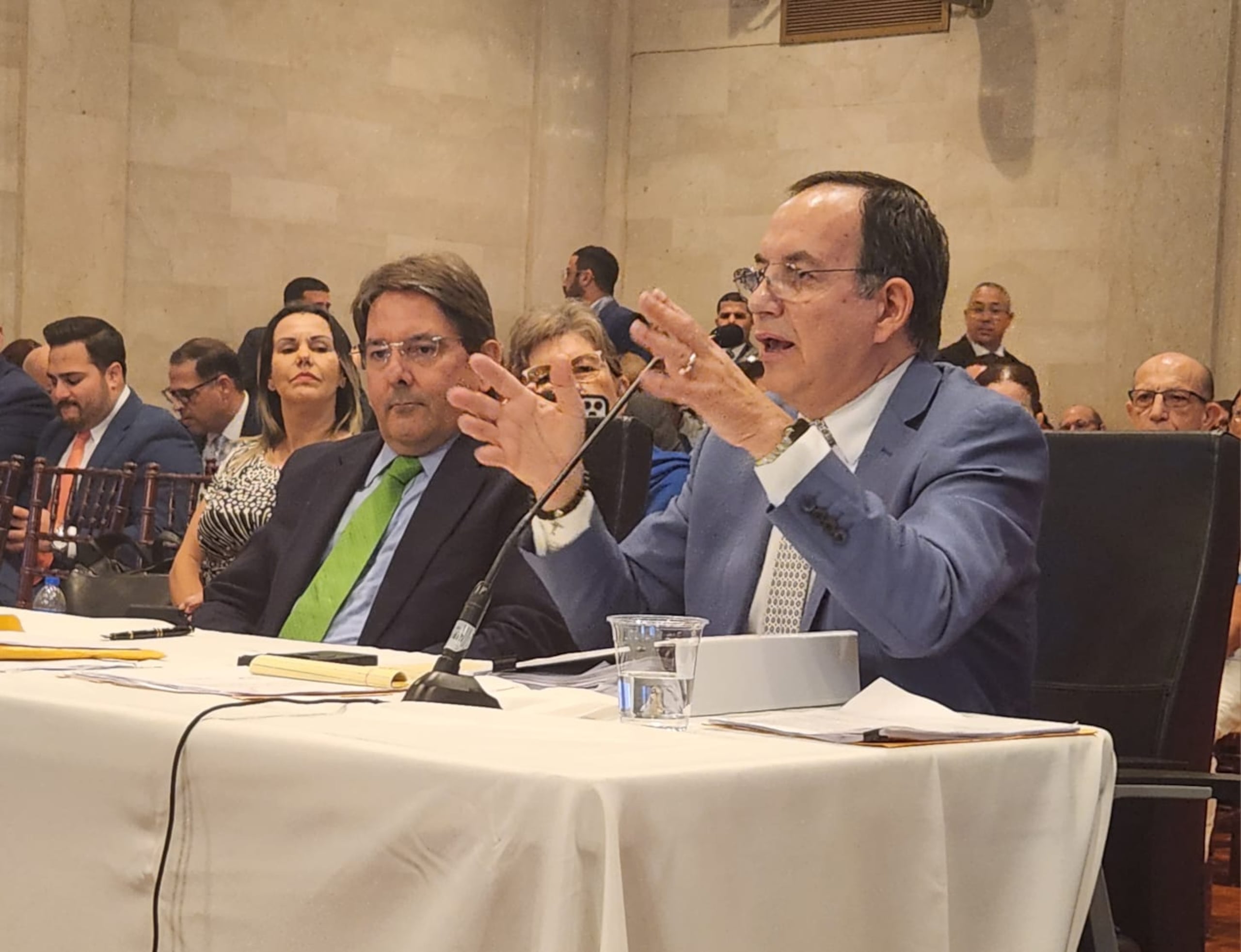 El presidente del Colegio de Médicos Cirujanos, Carlos Díaz, aseguró que “no quiero verlo frente al Departamento haciendo esas pocas vergüenzas”.