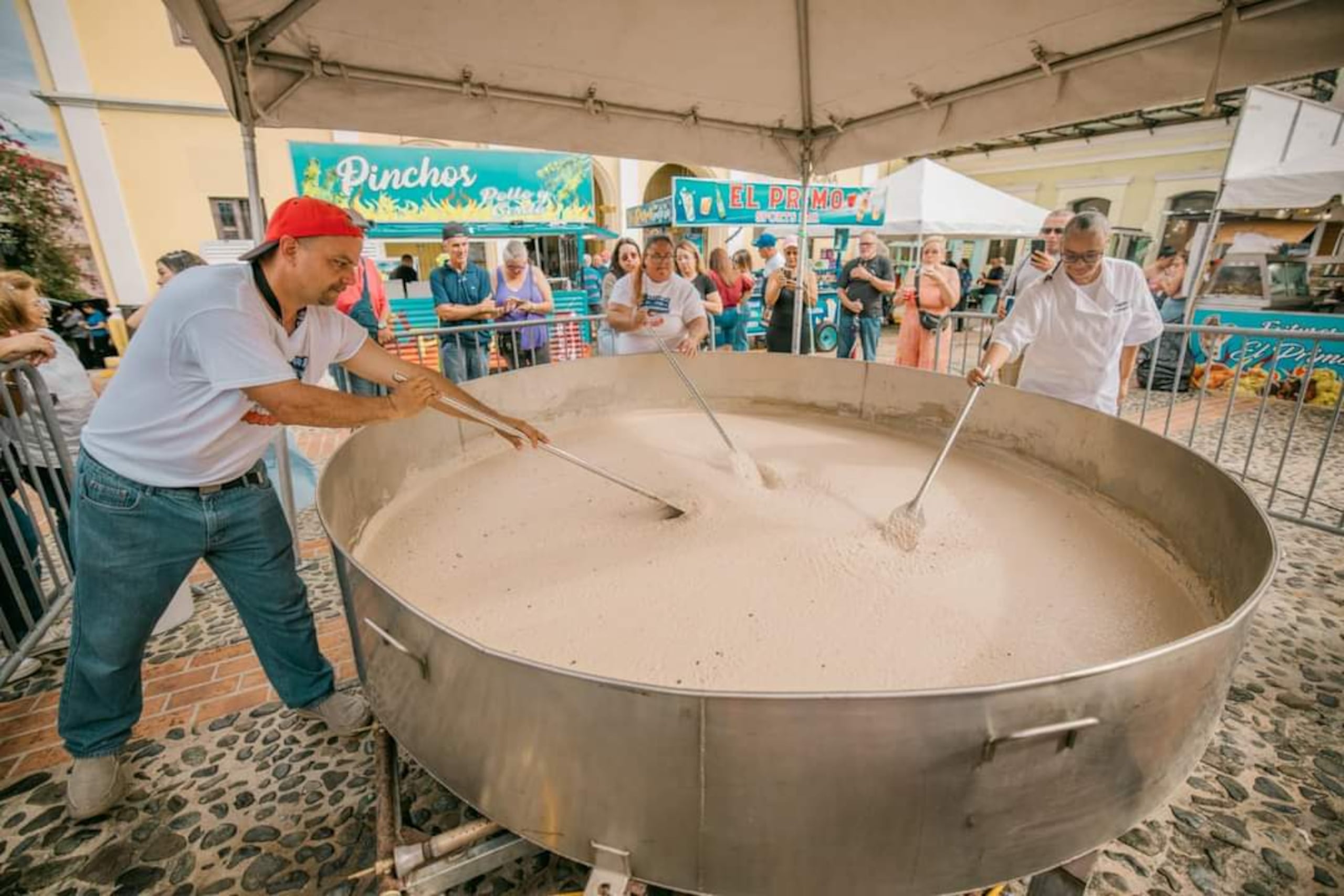 Preparación de enorme arroz con dulce en San Germán.