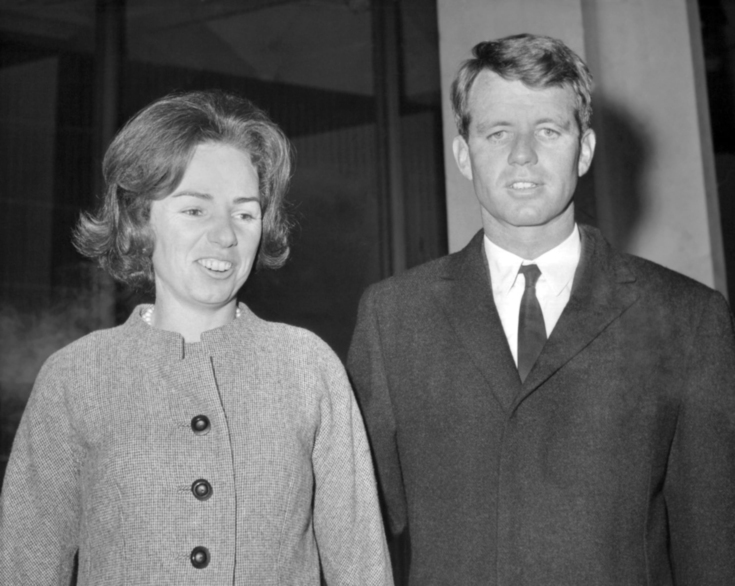 Ethel Kennedy con su esposo, el entonces secretario de Justicia de Estados Unidos, Robert F. Kennedy, saliendo de la embajada estadounidense rumbo al aeropuerto en Londres el 25 de enero de 1964.