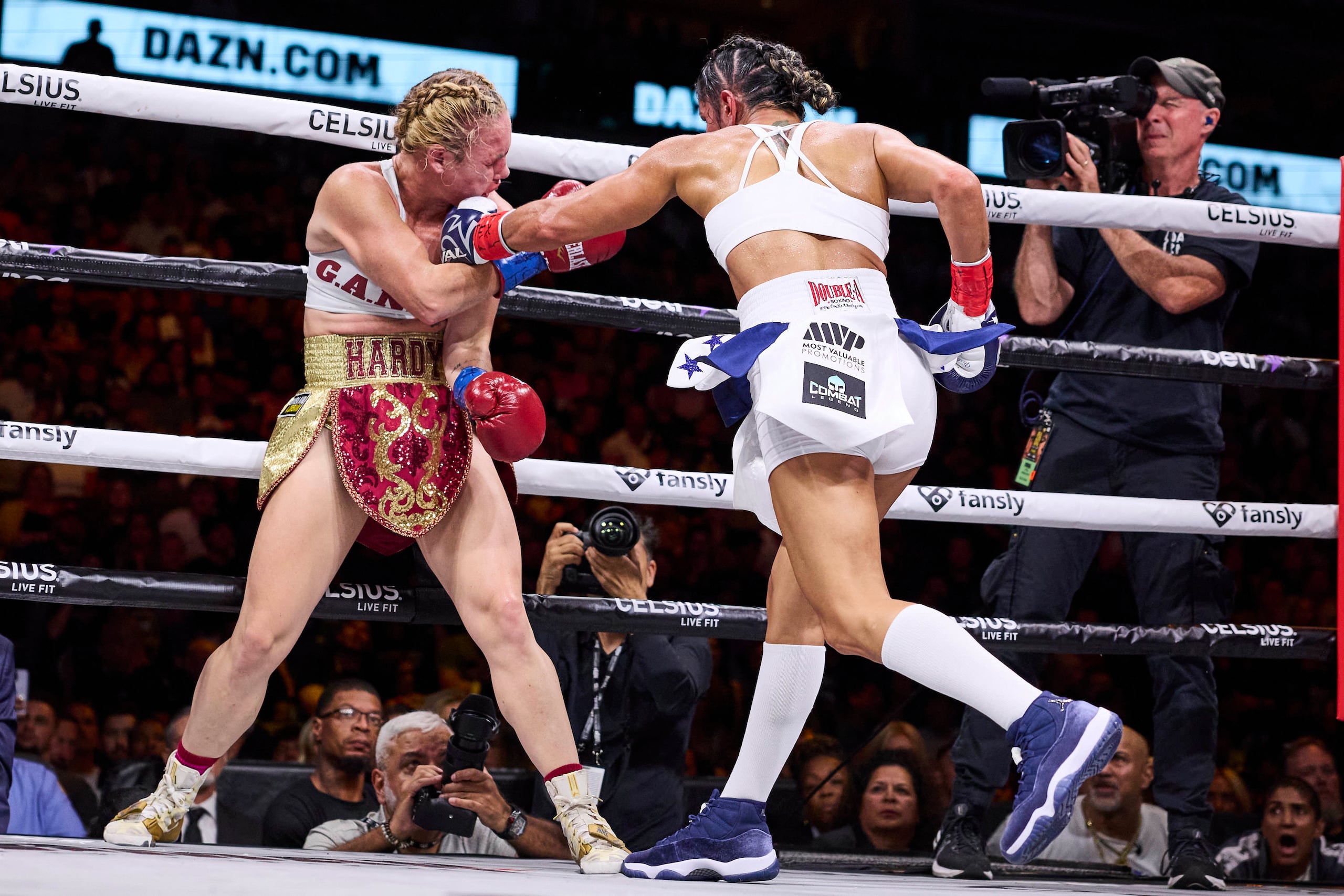 Amanda Serrano ataca a Heather Hardy.