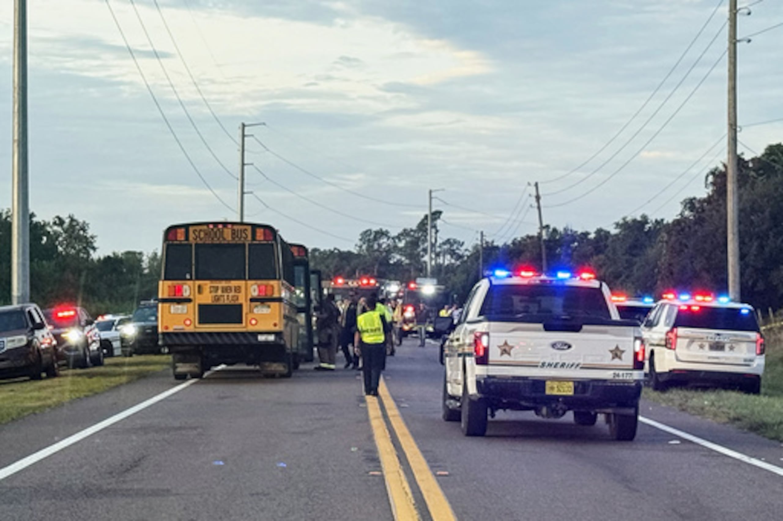 En esta fotografía facilitada por la Oficina del Sheriff del condado de Polk, el personal de emergencias atiende un accidente en el que se ha visto implicado un autobús escolar en Winter Haven (Florida), el lunes 5 de octubre de 2026. (Oficina del Sheriff del condado de Polk a través de AP)