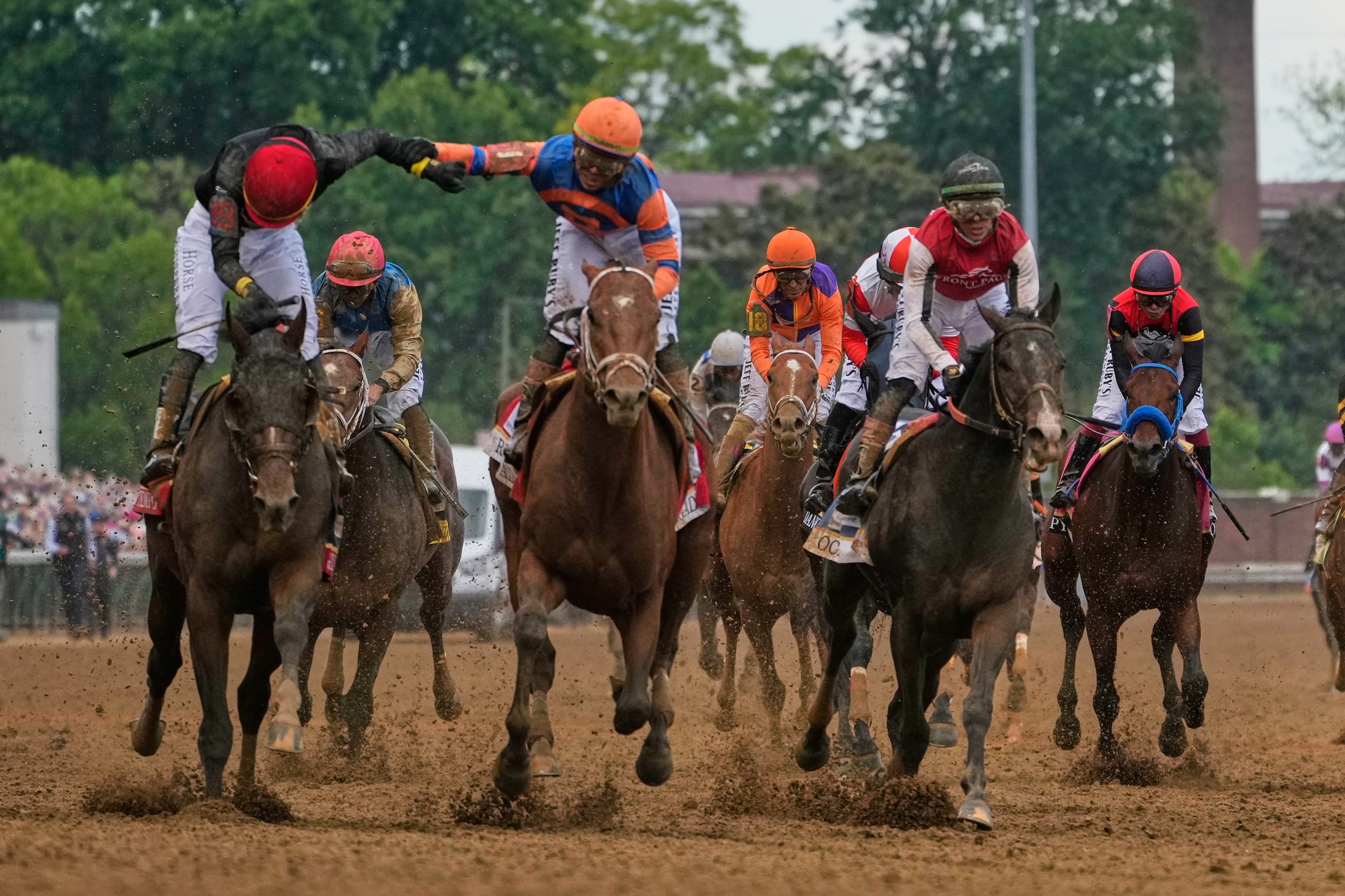 José Luis Ortiz y su hermano Irad Ortiz se agarran la mano en la meta del Kentucky Derby.