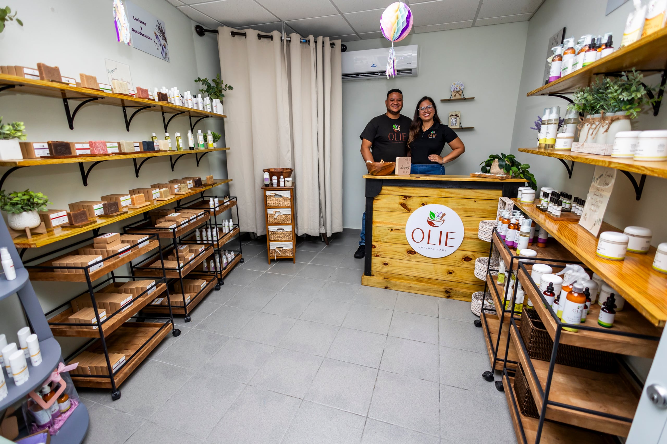 Los artículos pueden ser obtenidos a través de la página web oliesoaps.com y la tienda física, localizada en la Plaza Artesanal Rafael Hernández Reyes en Camuy.