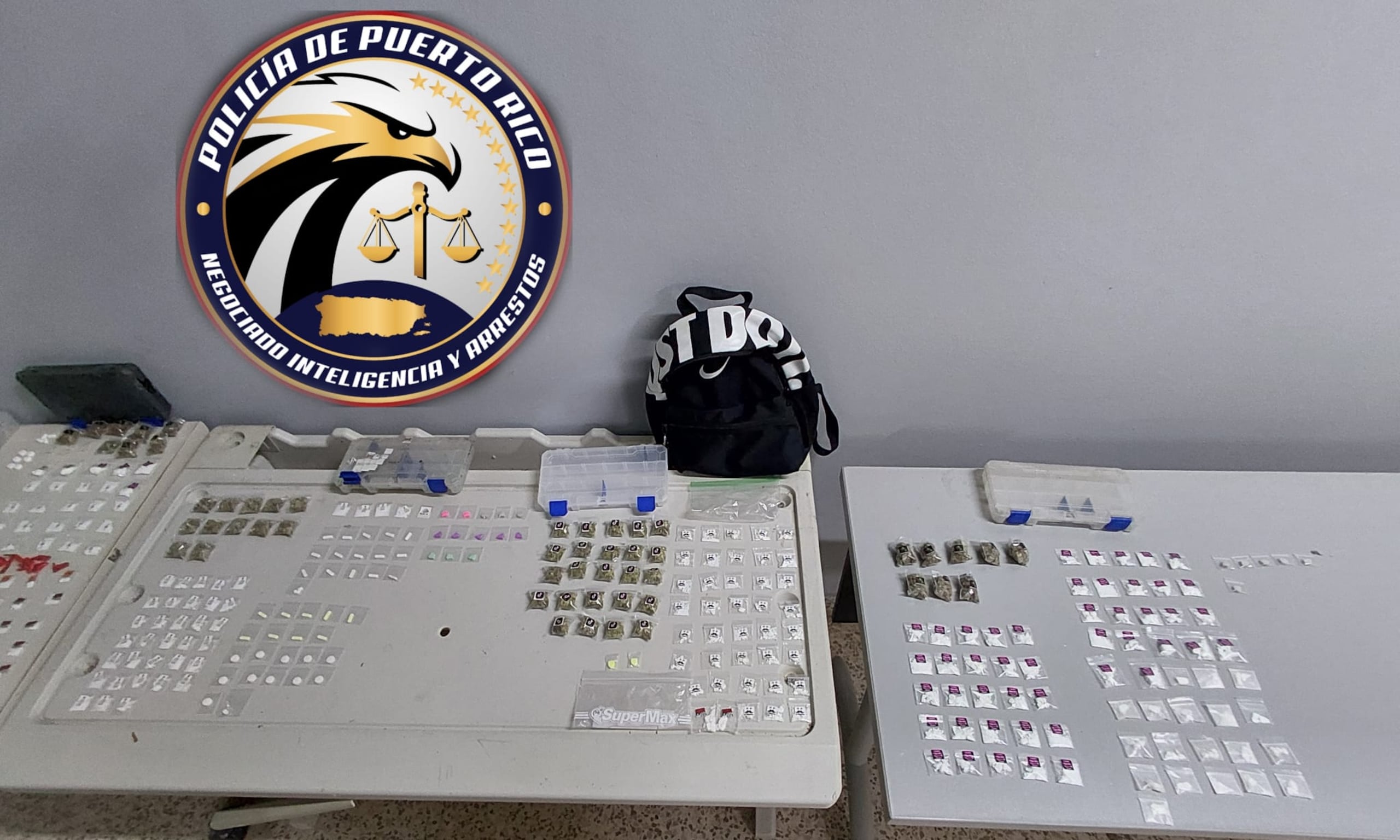 Sustancias controladas y arsenal ocupados en La Perla durante la noche del lunes, 23 de febrero de 2026.