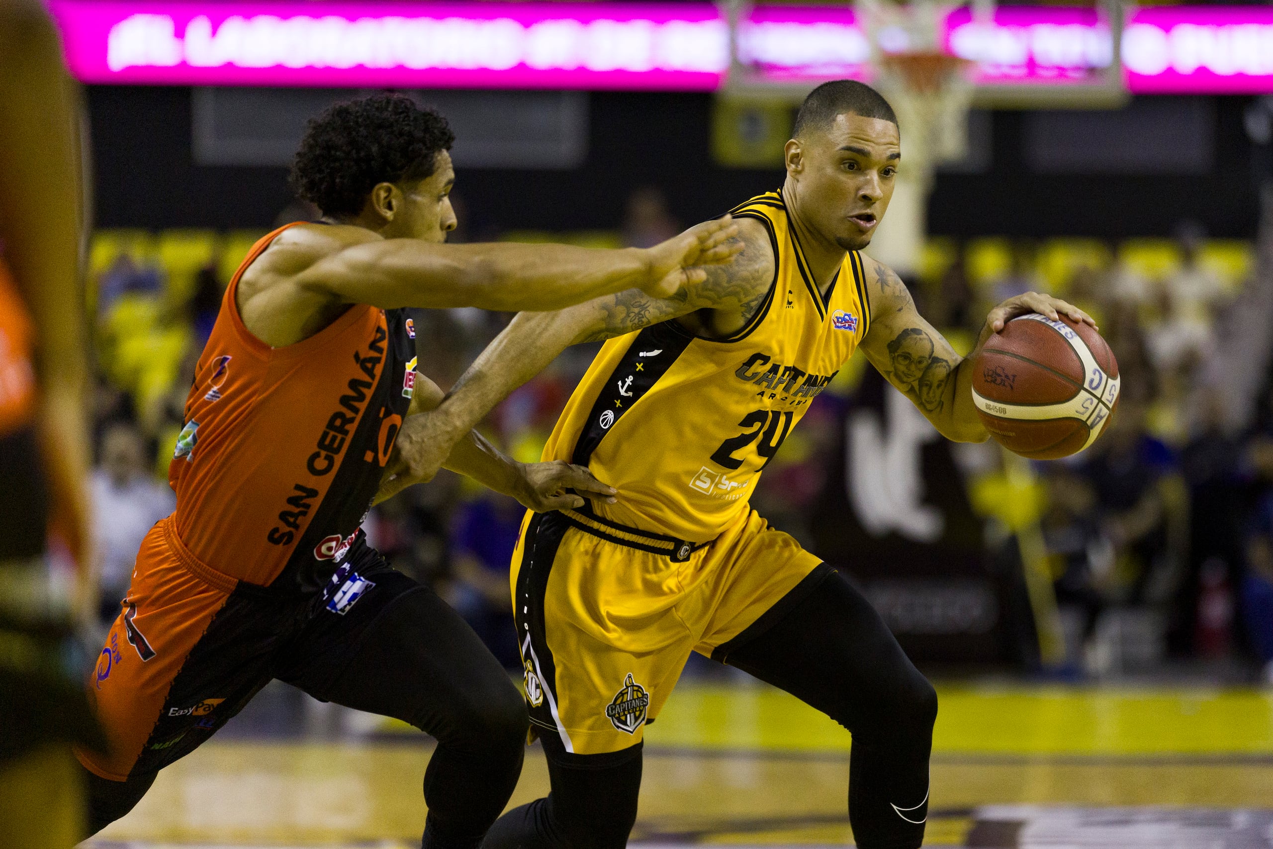 Jonathan Rodríguez, de los Capitanes de Arecibo, controla el balón durante el partido del sábado frente a los Atléticos de San Germán.