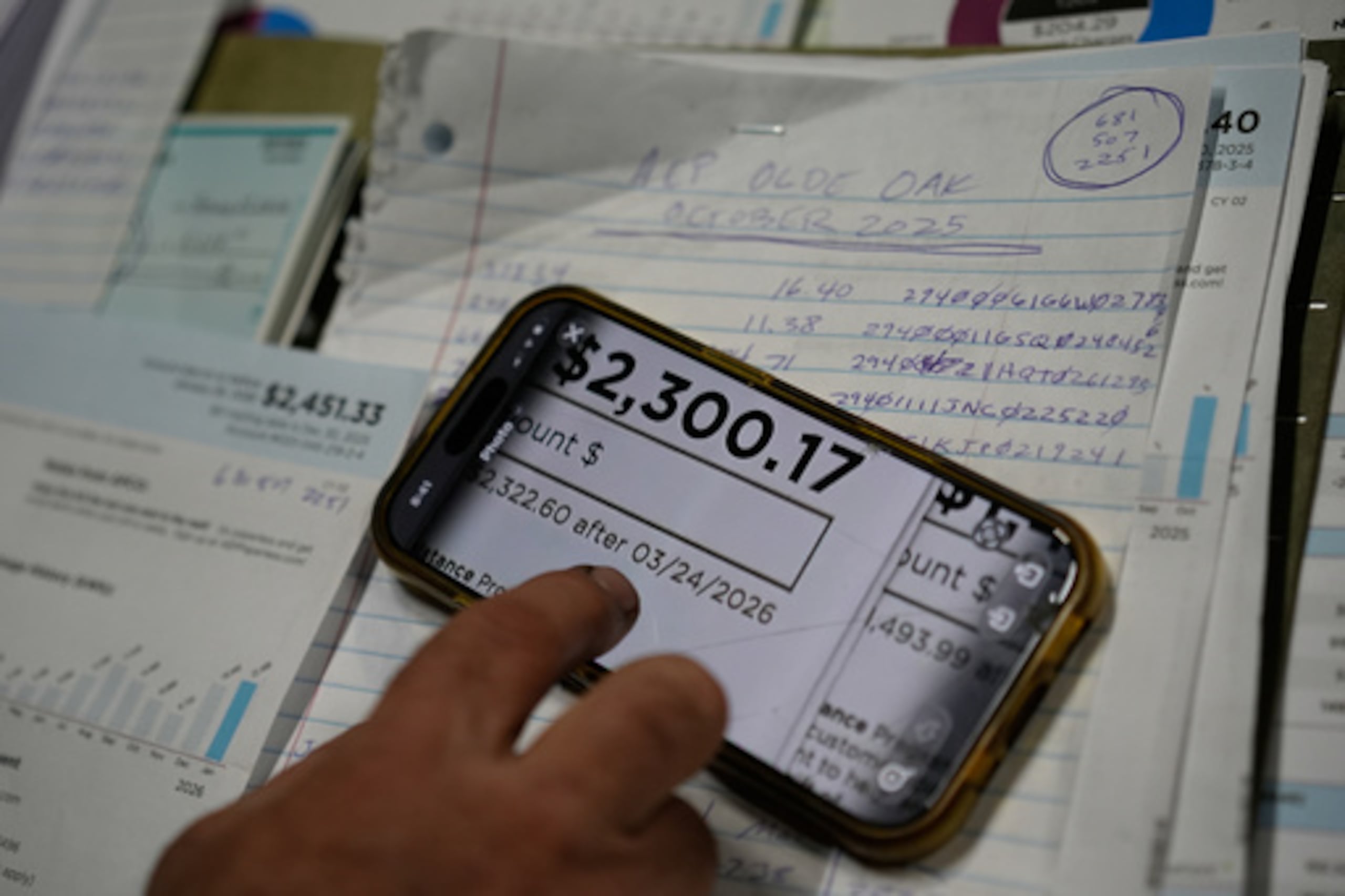 ARCHIVO - Eric Pinson, gerente y residente del Lock 24 RV Park and Campground, uno de los dos lugares de este tipo que gestiona en la zona, mira las facturas de electricidad del negocio, en su casa del camping en Racine, Ohio, el 13 de marzo de 2026. (AP Photo/Carolyn Kaster, Archivo)