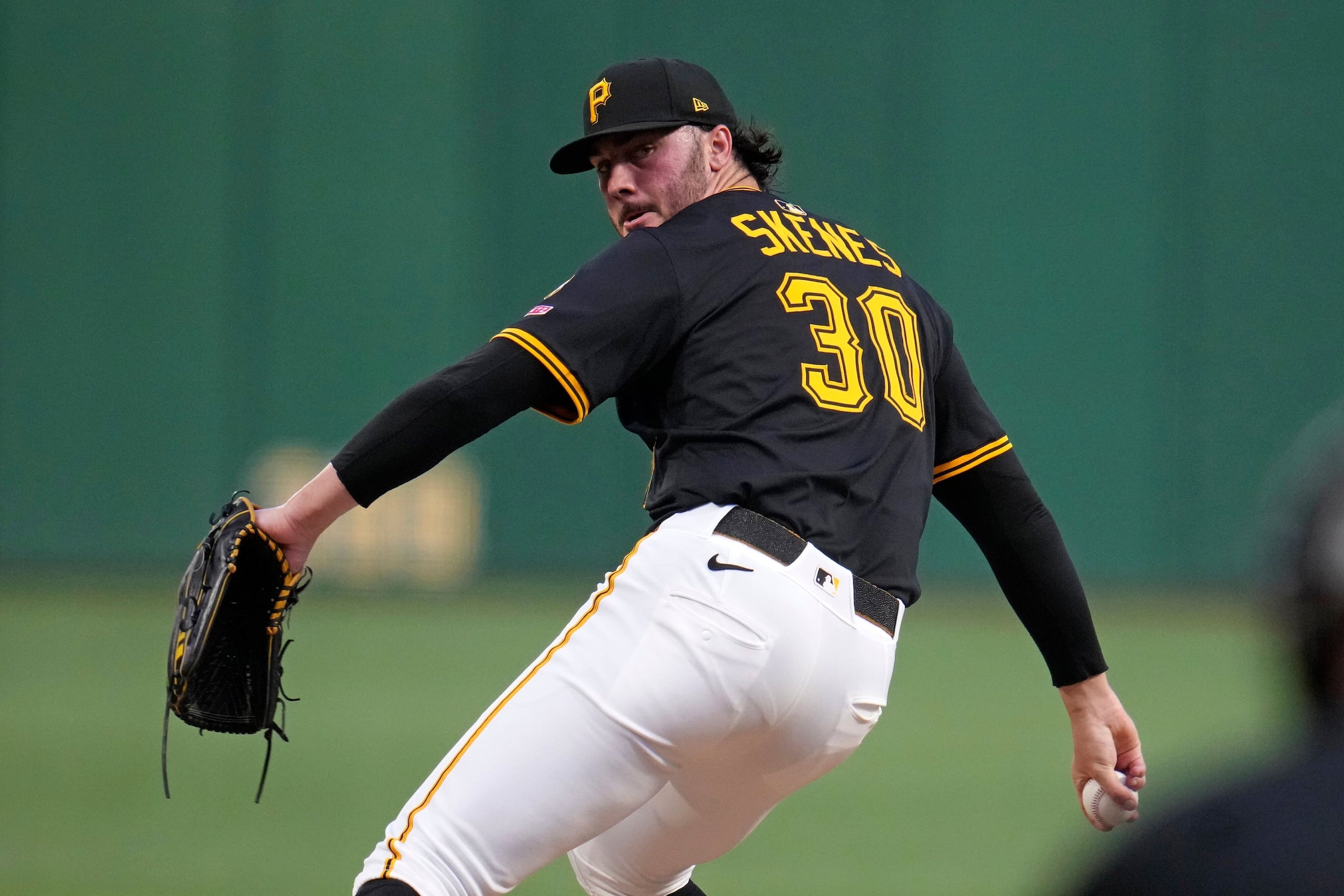 Paul Skenes, de los Pirates de Pittsburgh, realiza un pitcheo en el juego ante los Cachorros de Chicago, el martes 16 de septiembre de 2025 (AP Foto/Gene J. Puskar, File)