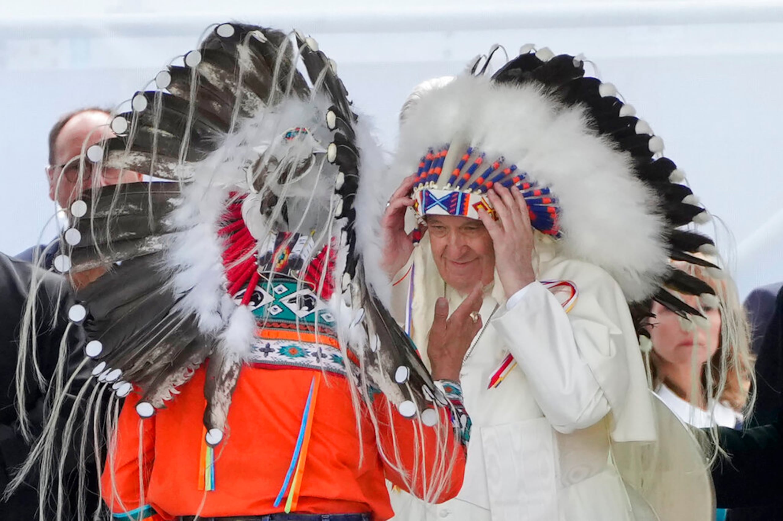 El papa Francisco con un tocado indígena durante una reunión con comunidades indígenas, incluidas las Primeras Naciones, Metis e Inuit, en la Iglesia Católica "Our Lady of Seven Sorrows" en Maskwacis, cerca de Edmonton, Canadá, el 25 de julio de 2022.