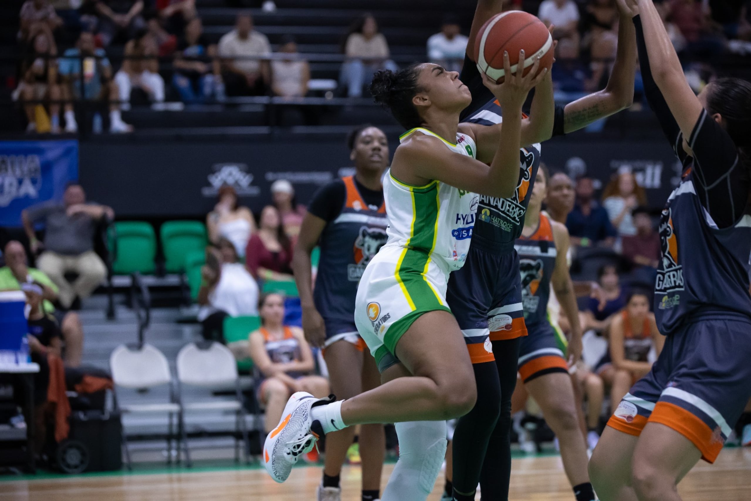 Adila Gathers ataca el canasto ante la defensa de las Ganaderas de Hatillo.