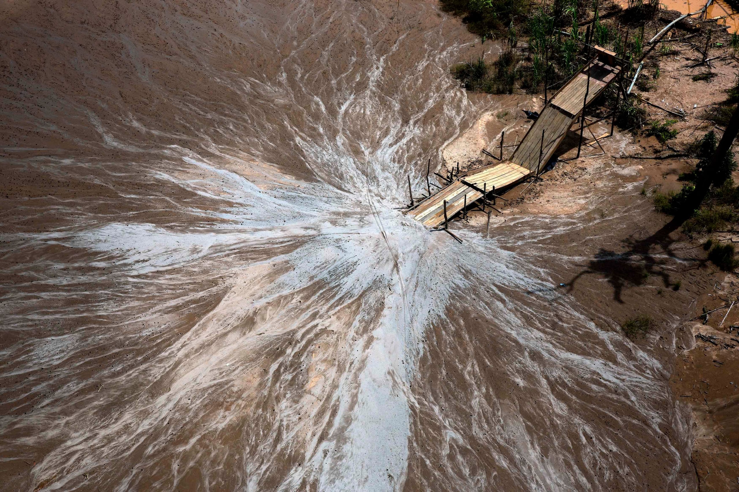 Además de causar deforestación, la actividad de los mineros, que usan mercurio para obtener el oro, contaminó los ríos de la región de Madre de Dios. (AP)