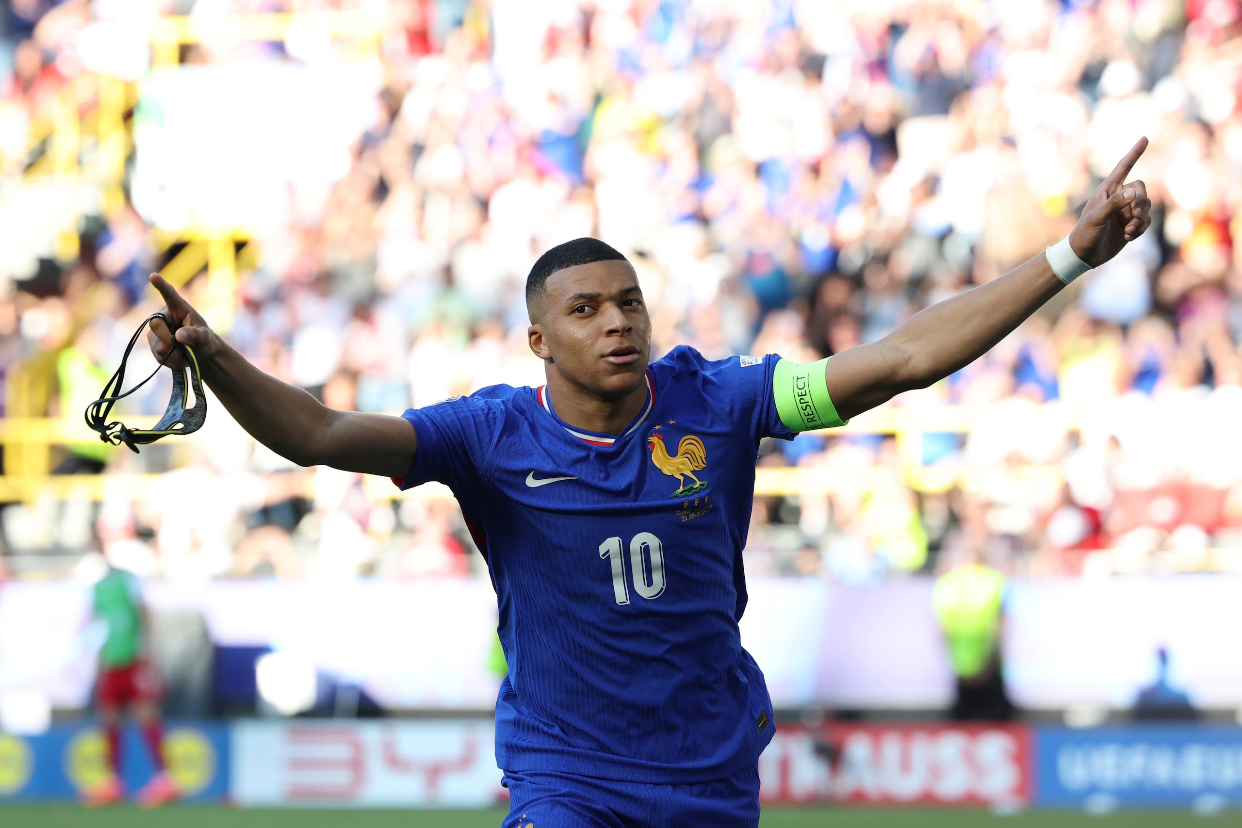 El delantero francés Kylian Mbappé tras anotar de penal en el empate 1-1 contra Polonia por el Grupo D de la Eurocopa.