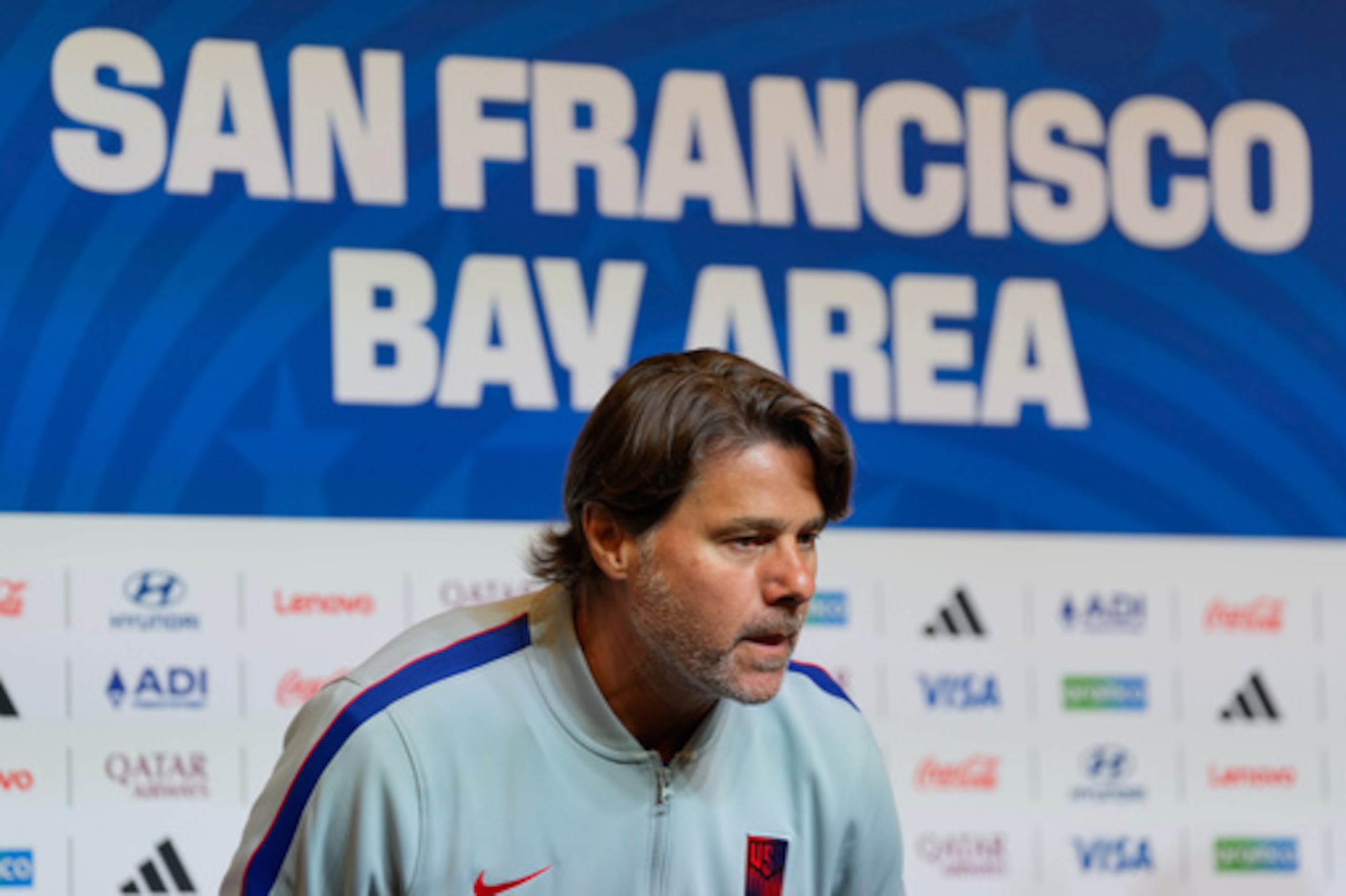 El seleccionador de Estados Unidos, Mauricio Pochettino, asiste a una rueda de prensa previa al partido de la ronda de 32 del Mundial de fútbol contra Bosnia y Herzegovina, el martes 30 de junio de 2026, en Santa Clara, California. (Foto AP/Eugene Hoshiko)