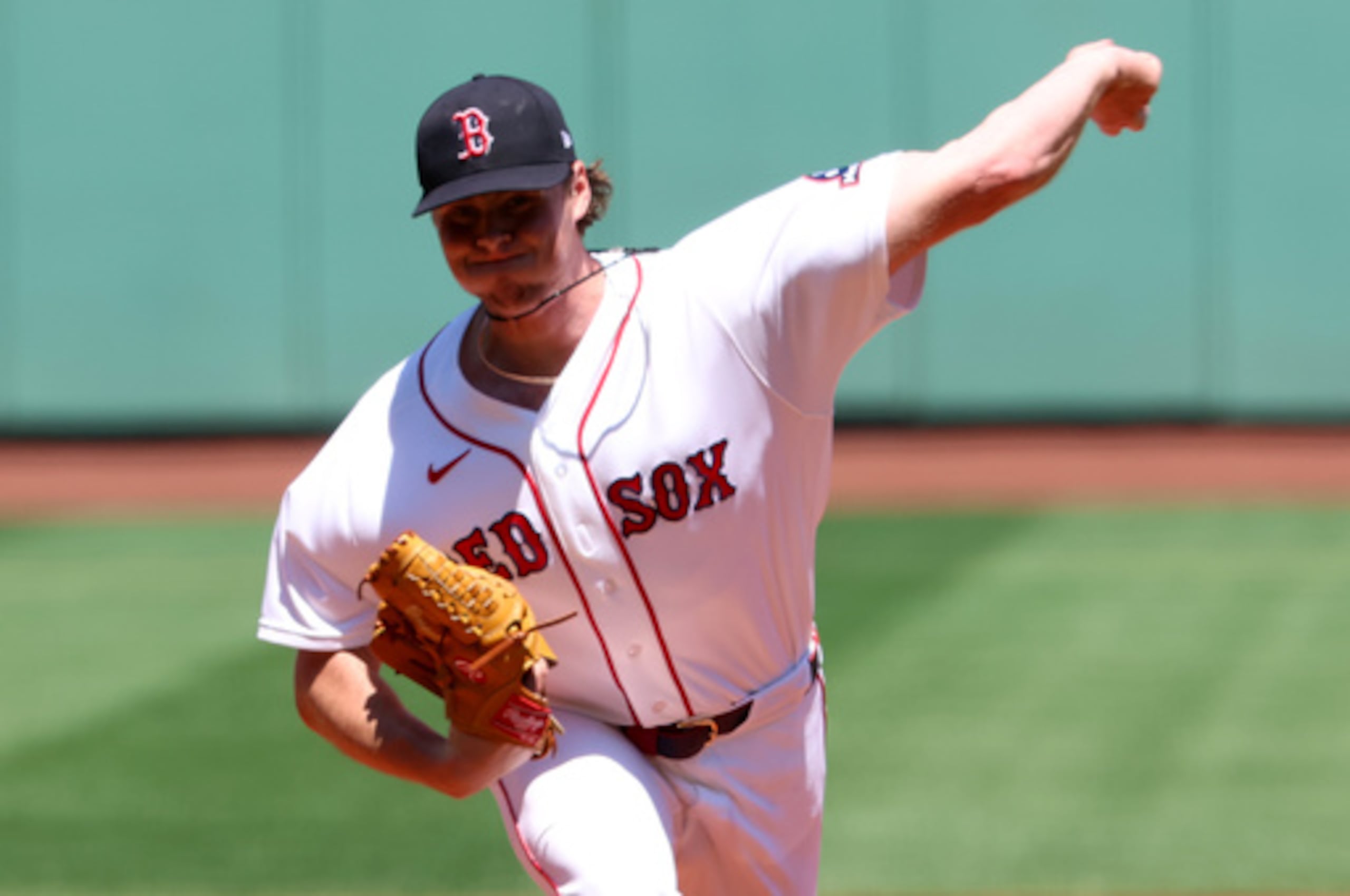 El lanzador de los Boston Red Sox, Jake Bennett, lanza durante la primera entrada del primer partido de béisbol de una doble jornada contra los Tampa Bay Rays, el viernes 17 de julio de 2026, en Boston. (Foto AP/Mark Stockwell)