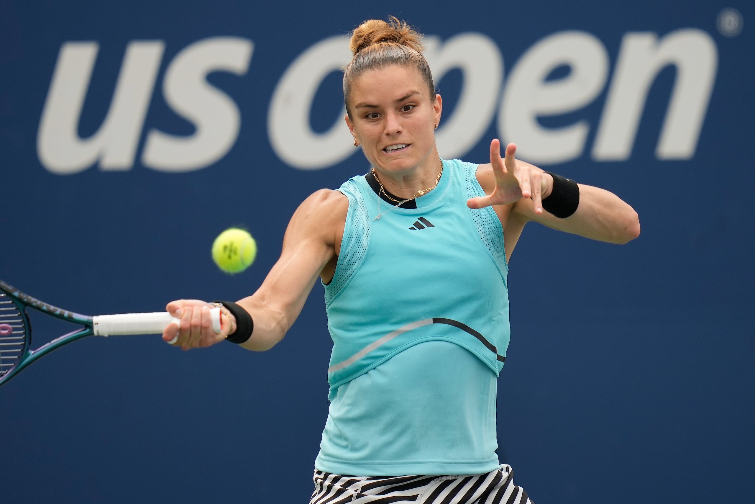 La griega Maria Sakkari regresa un tiro de la española Rebeka Masaorva durante la primera ronda del Abierto de Estados Unidos el lunes 28 de agosto del 2023. (AP Foto/Charles Krupa)