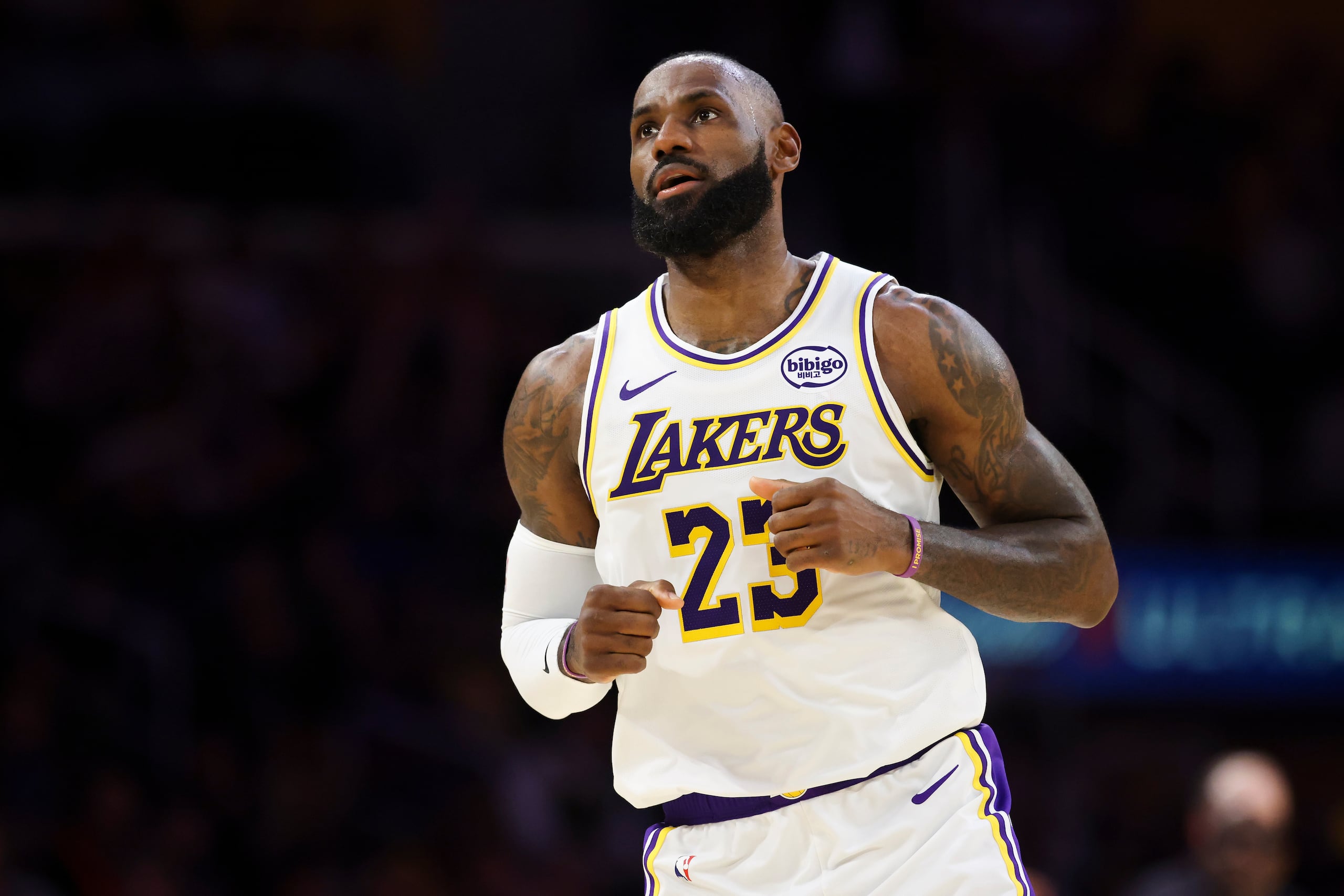 Lebron James, de los Lakers de Los Ángeles, durante un juego contra los Pistons de Detroit.