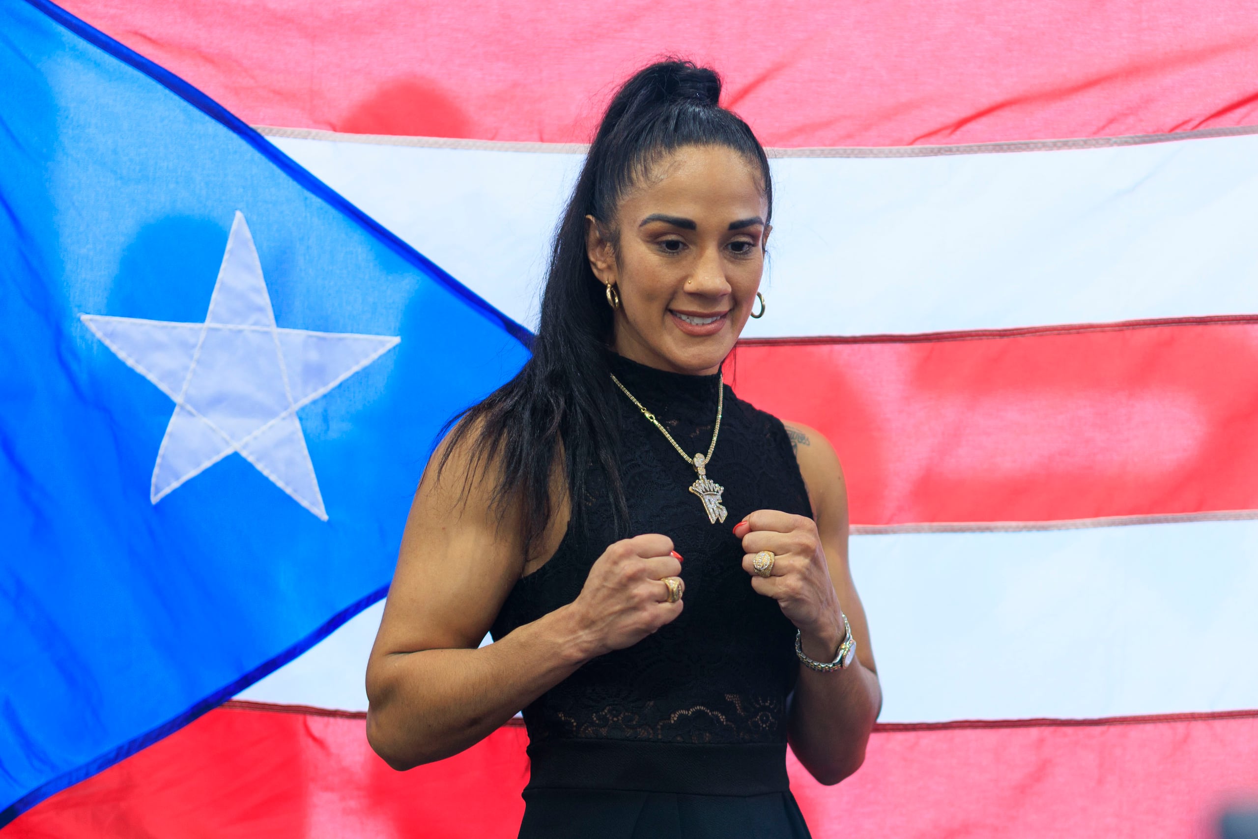 Amanda Serrano posa en la cancha Nilmarie Santini, de San Juan.
Ramon " Tonito " Zayas / GFR Media