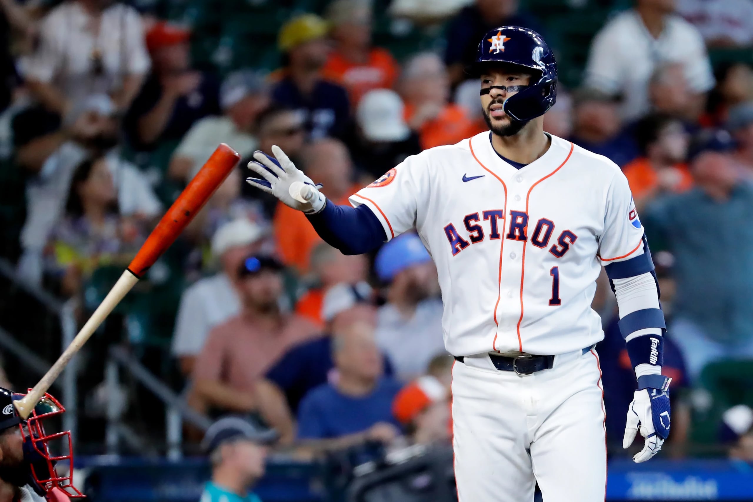Carlos Correa suelta el bate confiado del cuadrandrangular de tres carreras este miércoles ante los Red Sox de Boston.