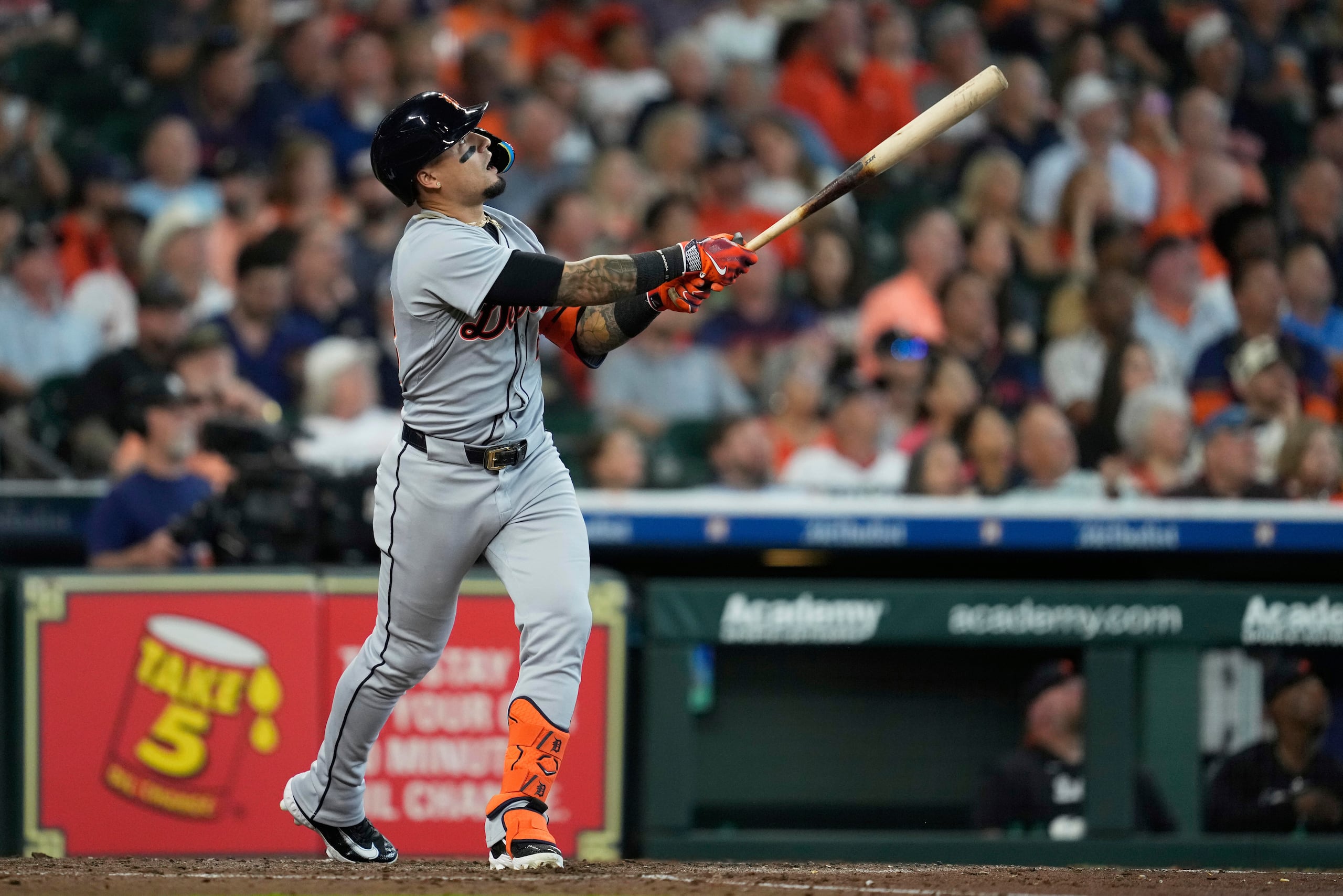 Javier Báez, de los Tigers de Detroit, reacciona después de conectar un cuadrangular ante los Astros de Houston.